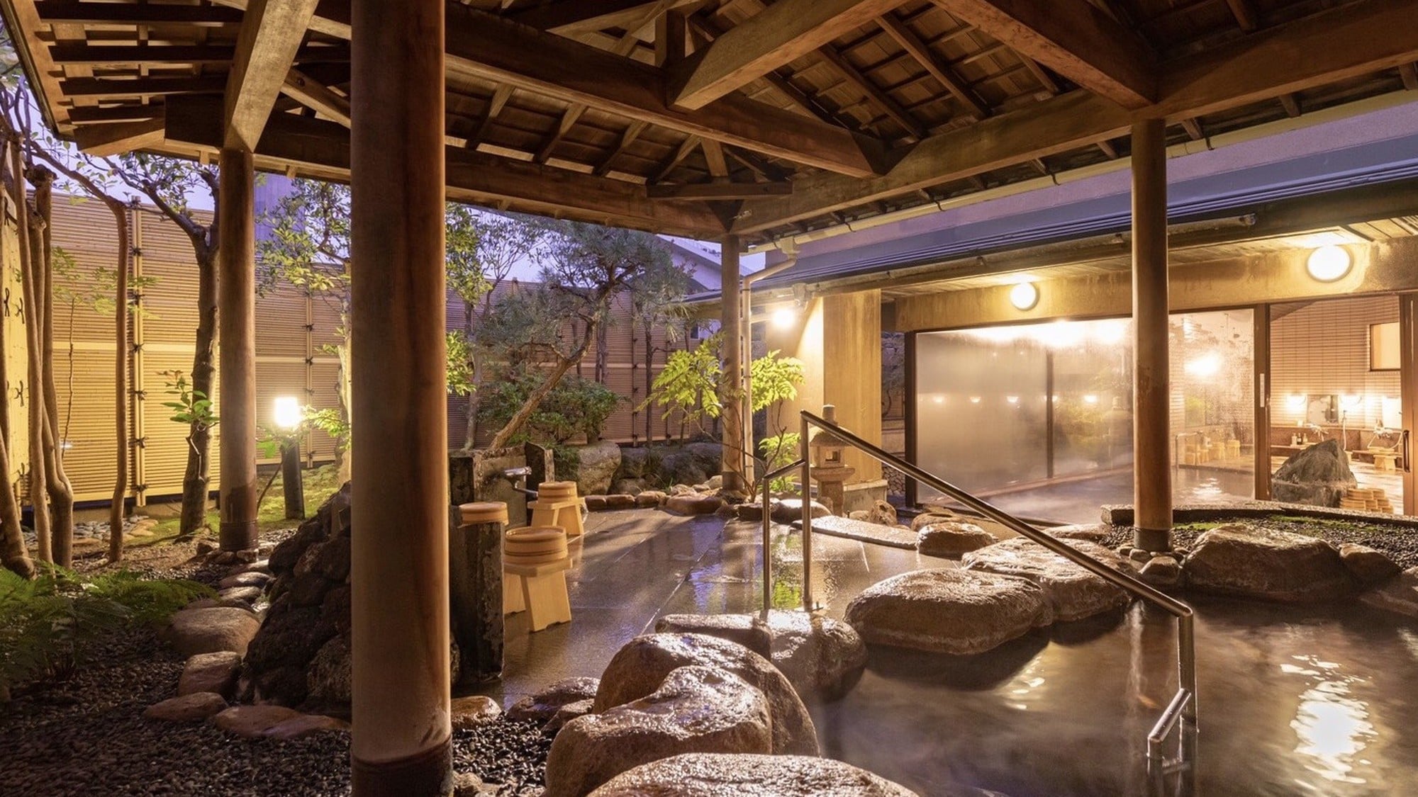 [Large public bath open-air bath (female)] The atmosphere of the bath changes little by little with dusk.