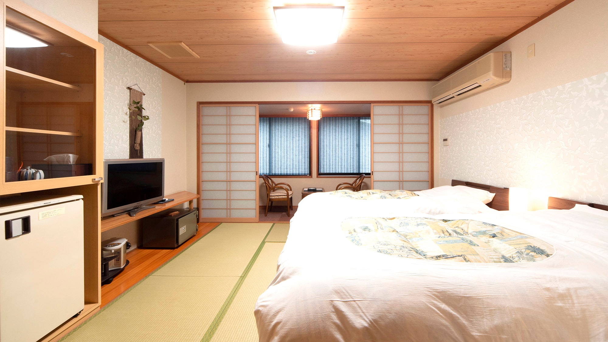 ・ Relax on the tatami mats and relax on the bed.