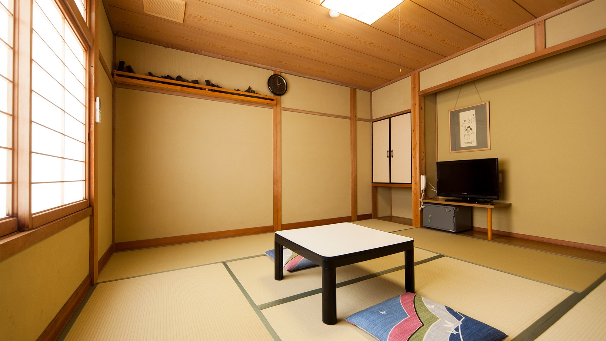 ・ Japanese-style room with 8 tatami mats (with washroom and shared bath and toilet): A calm appearance with the scent of tatami mats