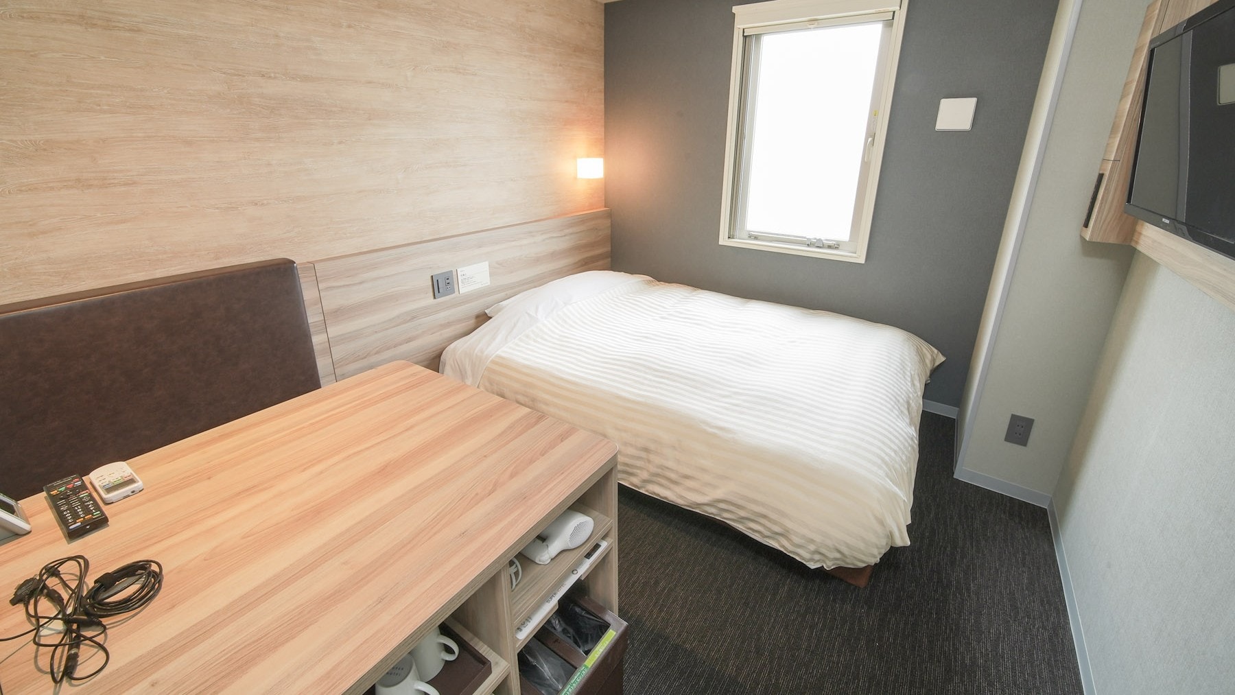 Wide desk and 150cm wide bed