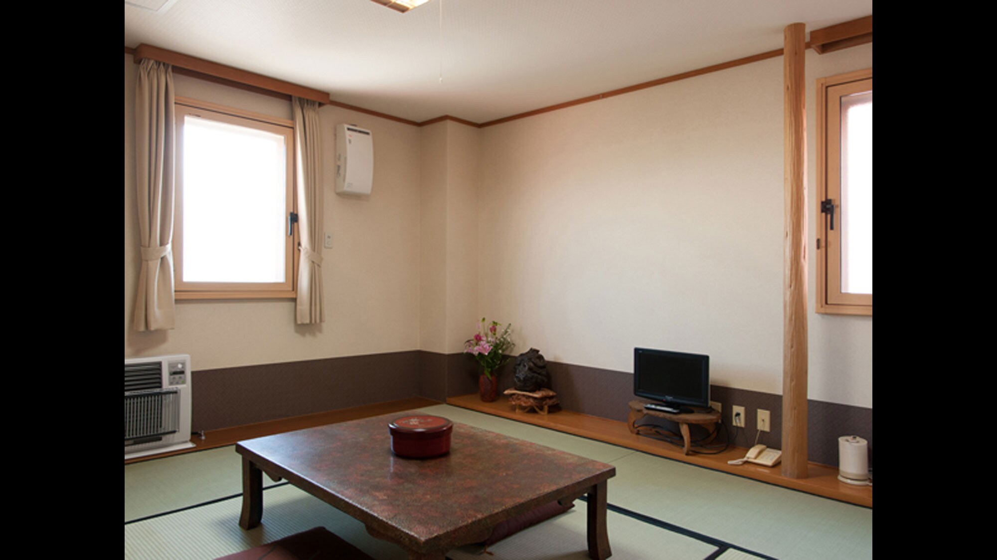[Example of an 8-tatami Japanese-style room] A Japanese-style room where you can feel the warmth of the tatami mats.