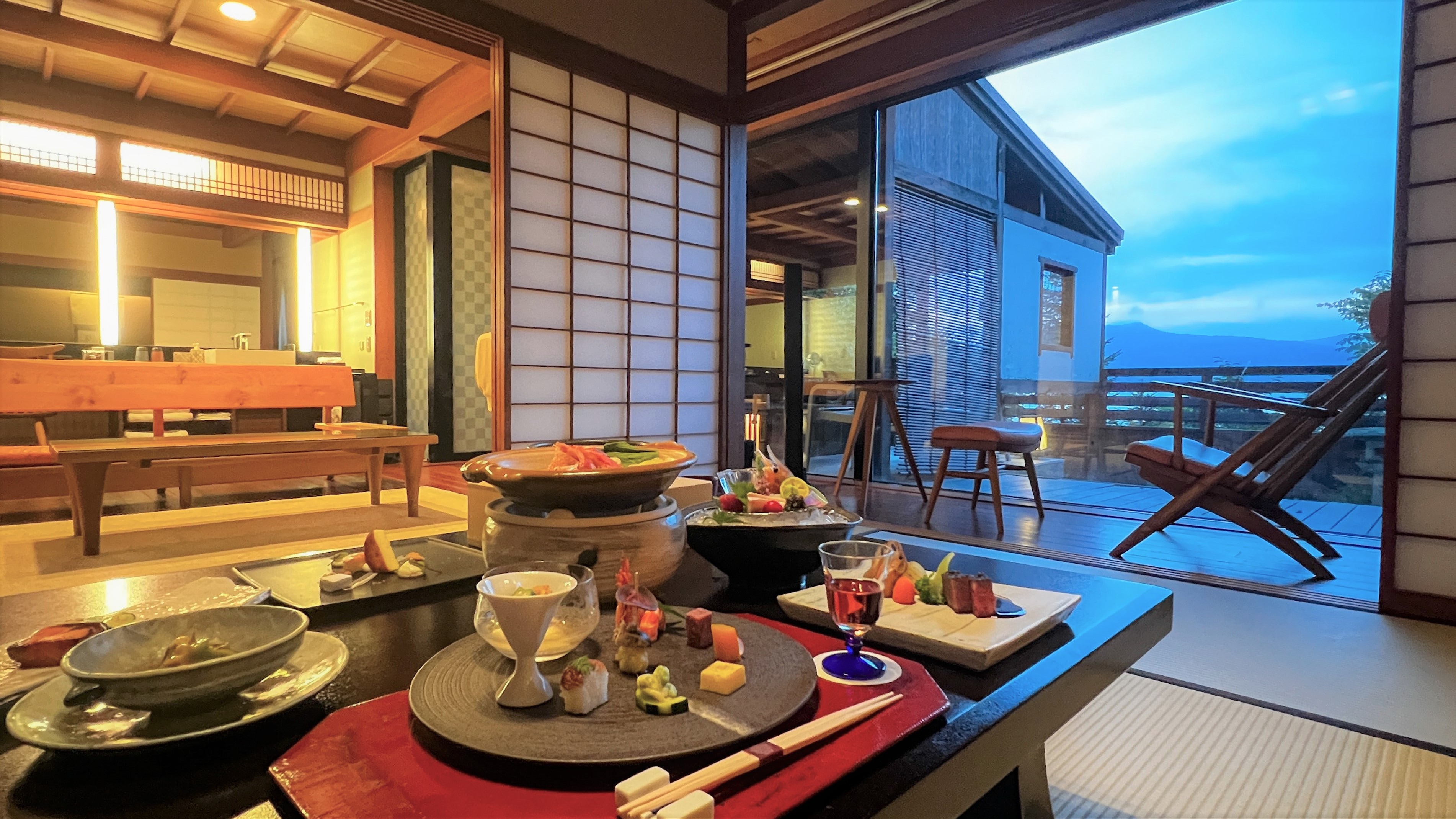 [附露天浴池、湖邊]霞之座套房（客房之一）/在房間內用餐