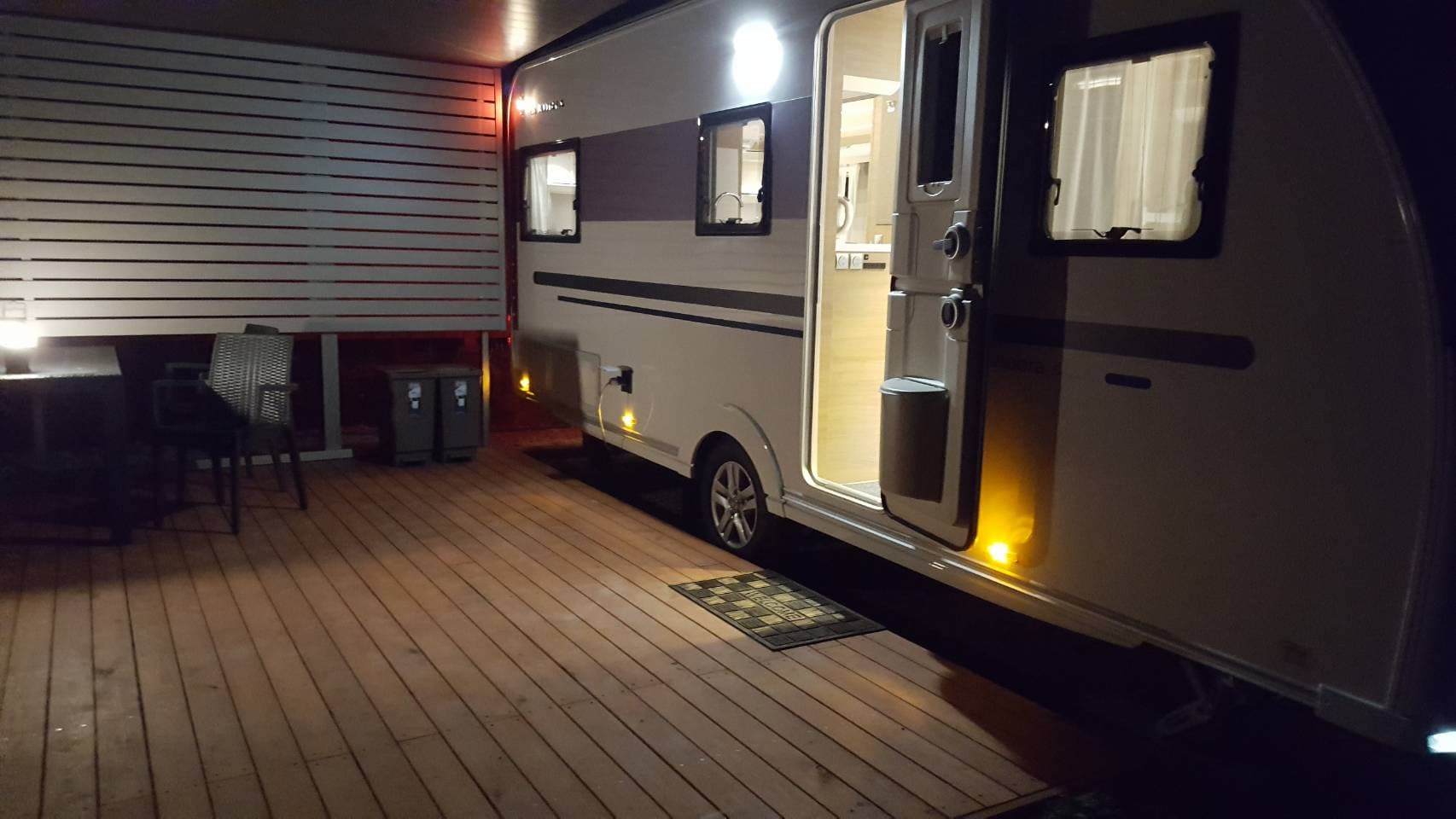 Pintu masuk rumah trailer