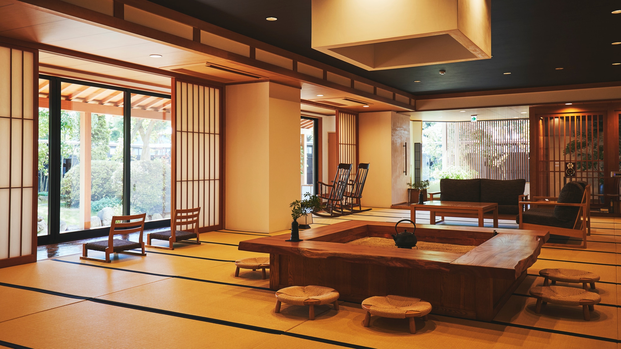 [Irori Tea Room] You can spend time chatting while looking at the hearth and the garden scenery.