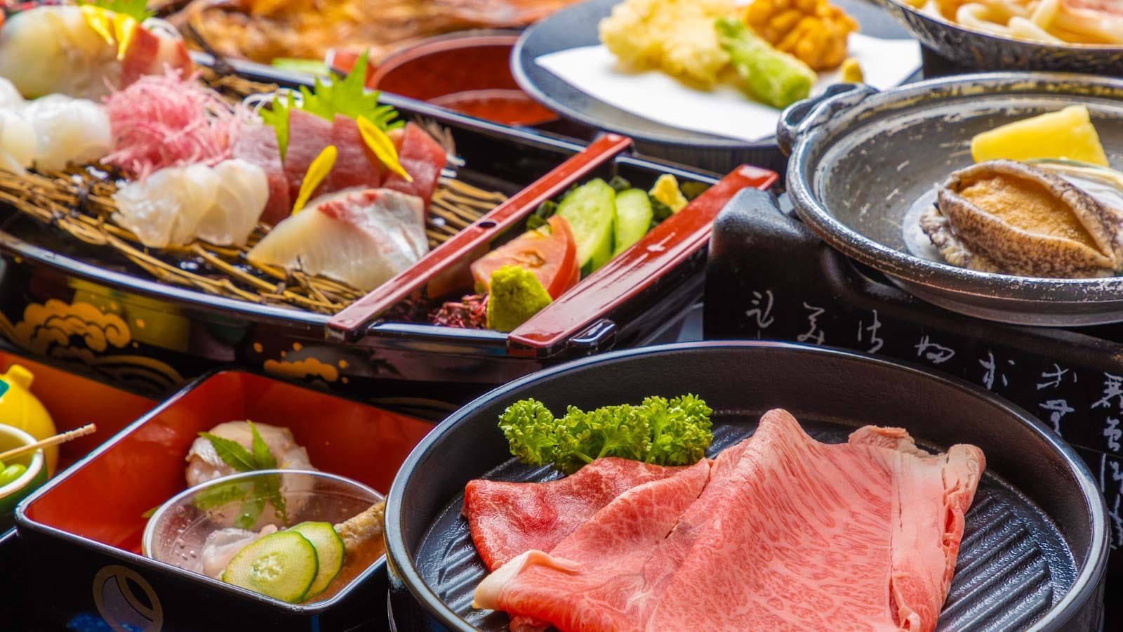 คอร์สอาหารไคเซกิเนื้อวากิวพรีเมี่ยม หอยเป๋าฮื้อ และปลาท้องถิ่น "HAZU kaiseki"