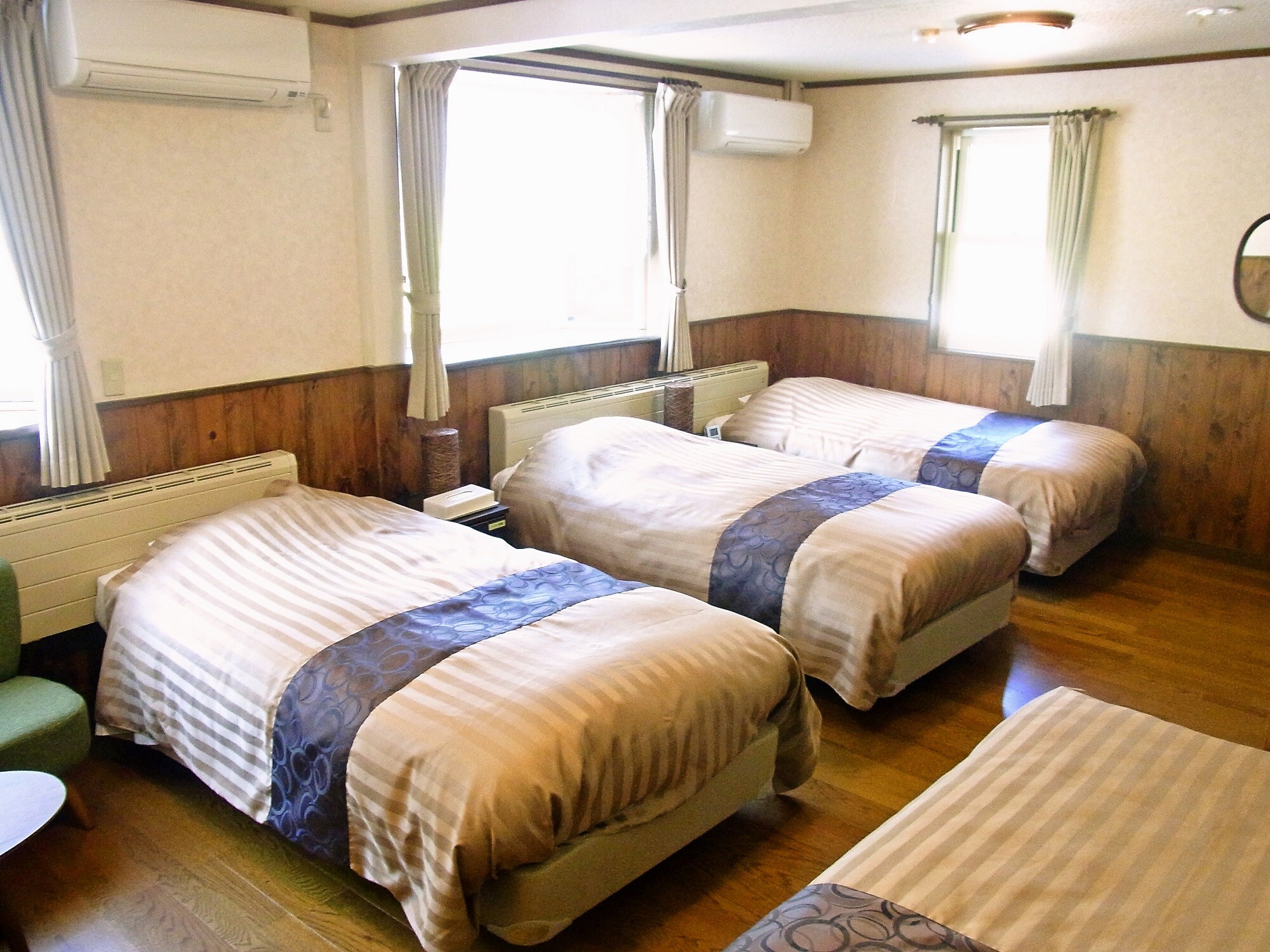 [Main building 3-4 people room] Room with 4 regular beds (using Simmons beds) ♪