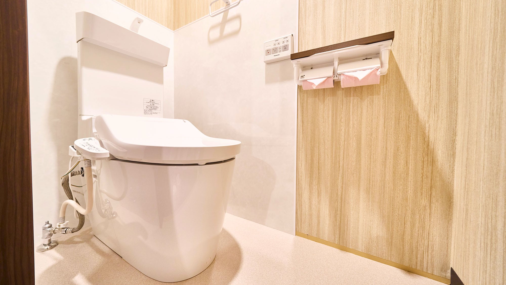 ・【버스・화장실】넓게 느긋하게 이용하실 수 있는 세정기 부착 변기의 화장실