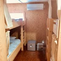 Female-only shared dormitory bunk bed quadruple room