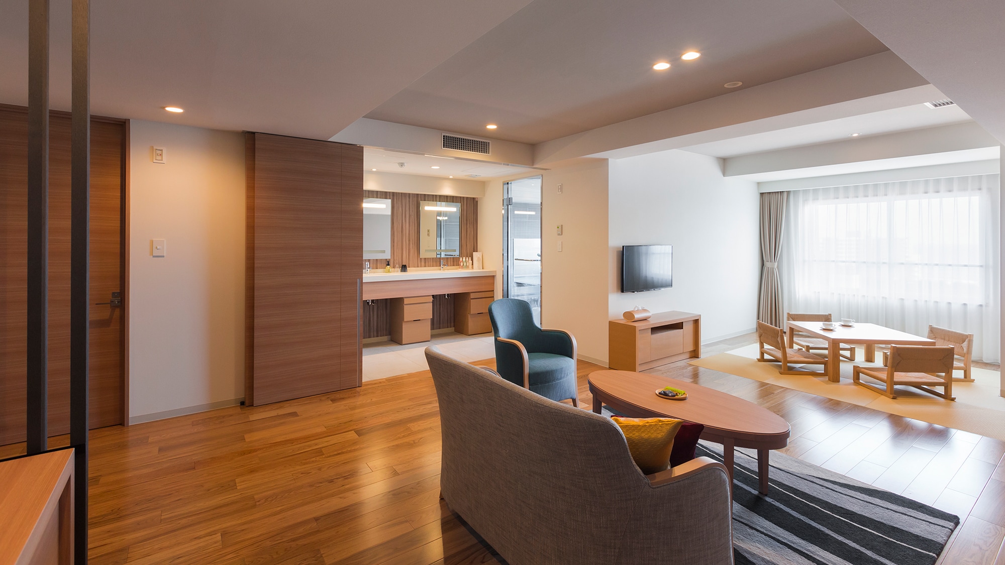 [An example of a modern Heisei Japanese-Western style room with a panoramic bath] This 66m2 room can accommodate 3-4 guests.