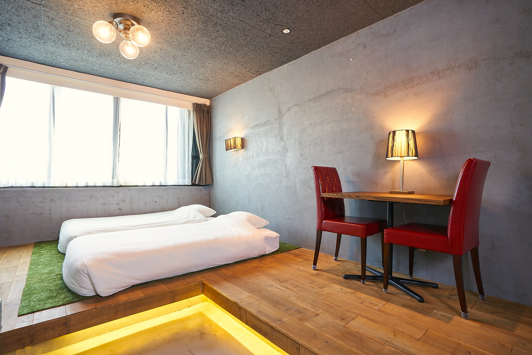 There are two single beds, so one or two people can stay comfortably in this artistic room.