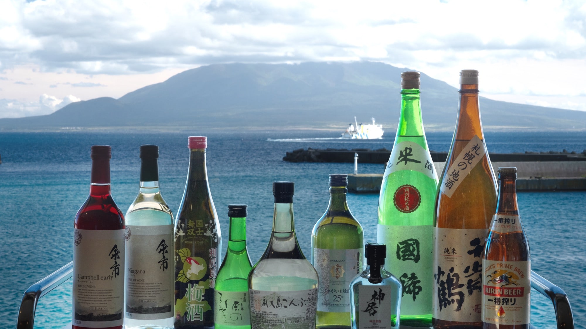 Cùng với bữa ăn, chúng tôi còn phục vụ đồ uống miễn phí như rượu sake Hokkaido, rượu vang và đồ uống địa phương.