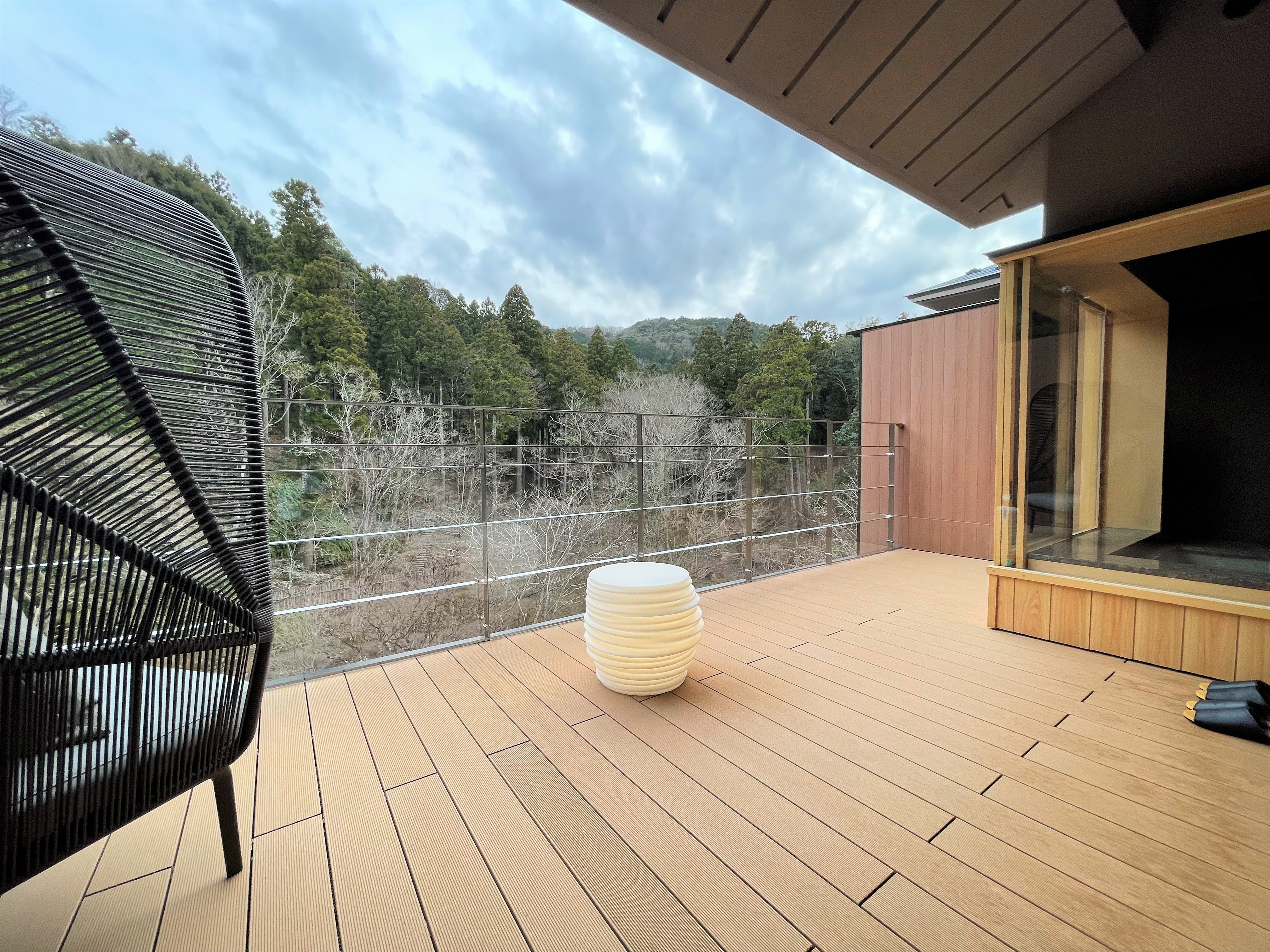 Semi-open-air hot spring & terrace + guest room with Japanese bed (view image from the terrace)