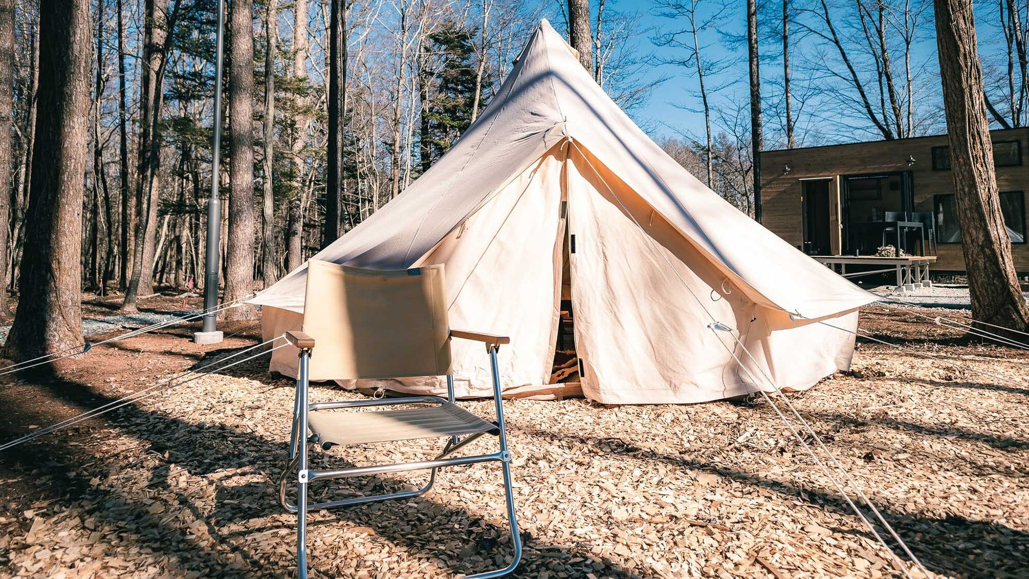 ・[Glamping/Exterior] Enjoy a trip that satisfies all five senses, listening to the sound of the trees swaying in the wind and looking up at the blue sky.