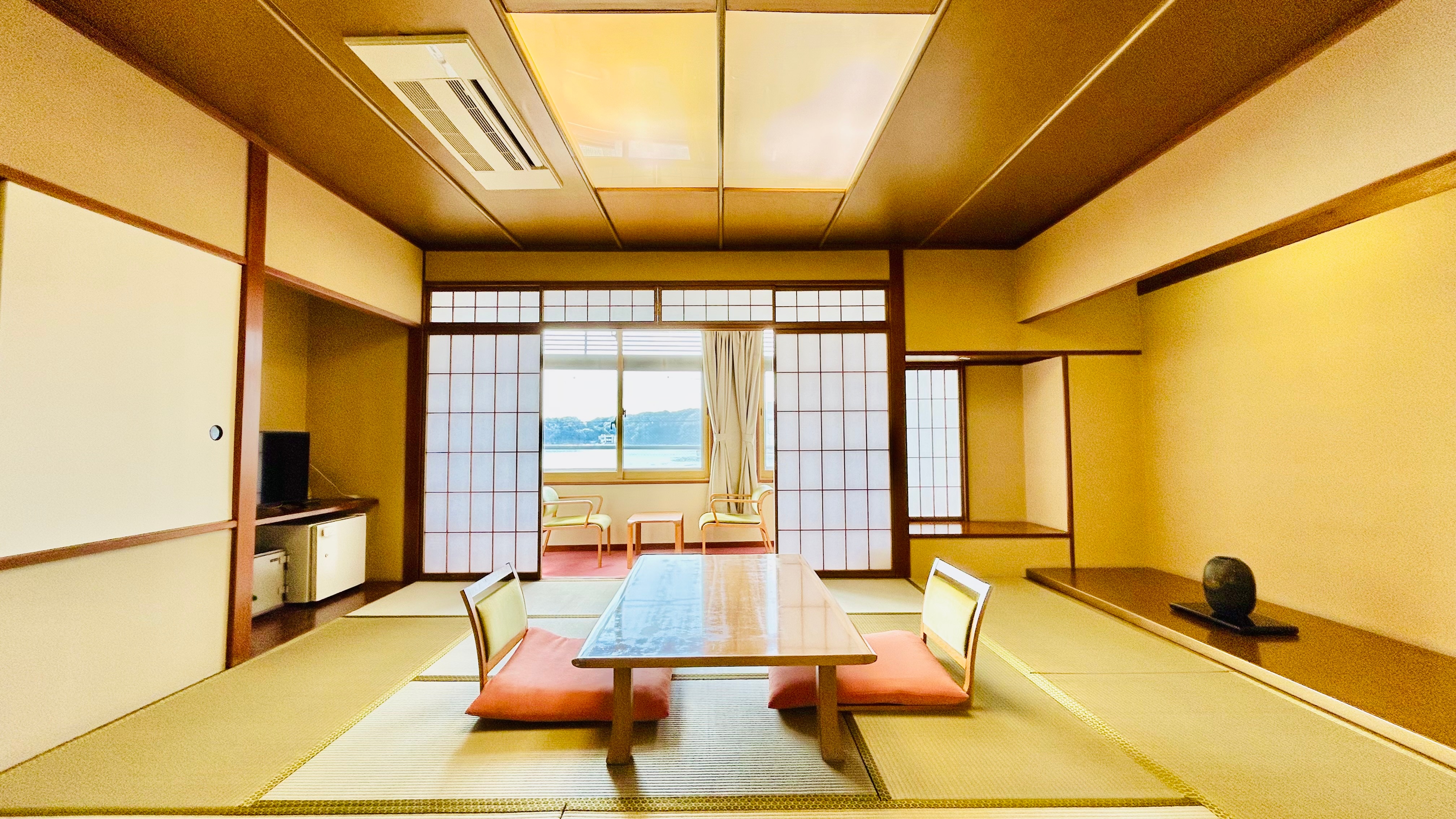 [Smoking] Japanese-style room 12 tatami mats (sea side)