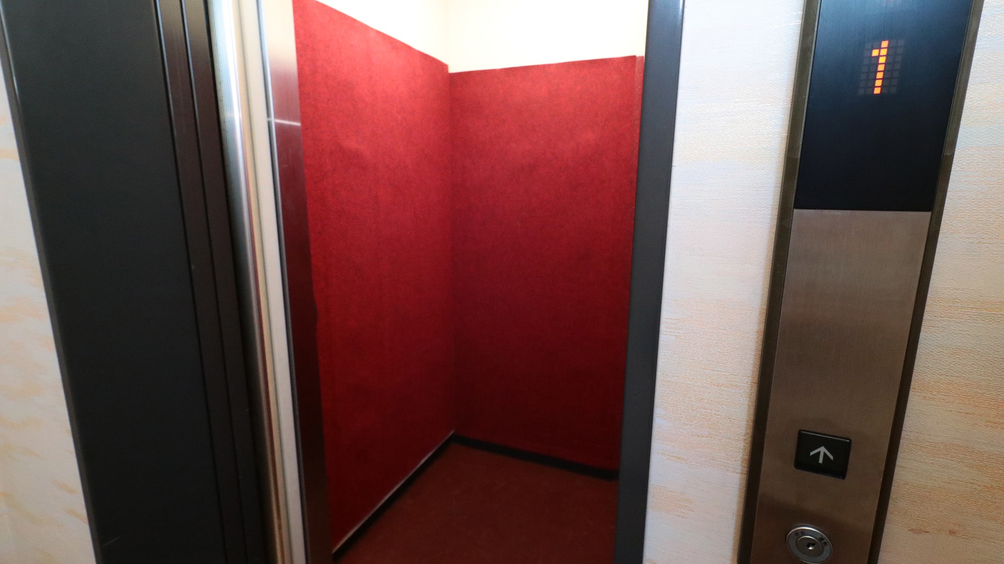 [Di dalam gedung] Lift