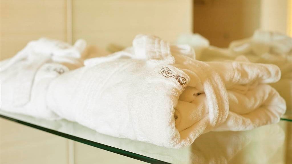 Áo choàng tắm có sẵn trong một số phòng suite