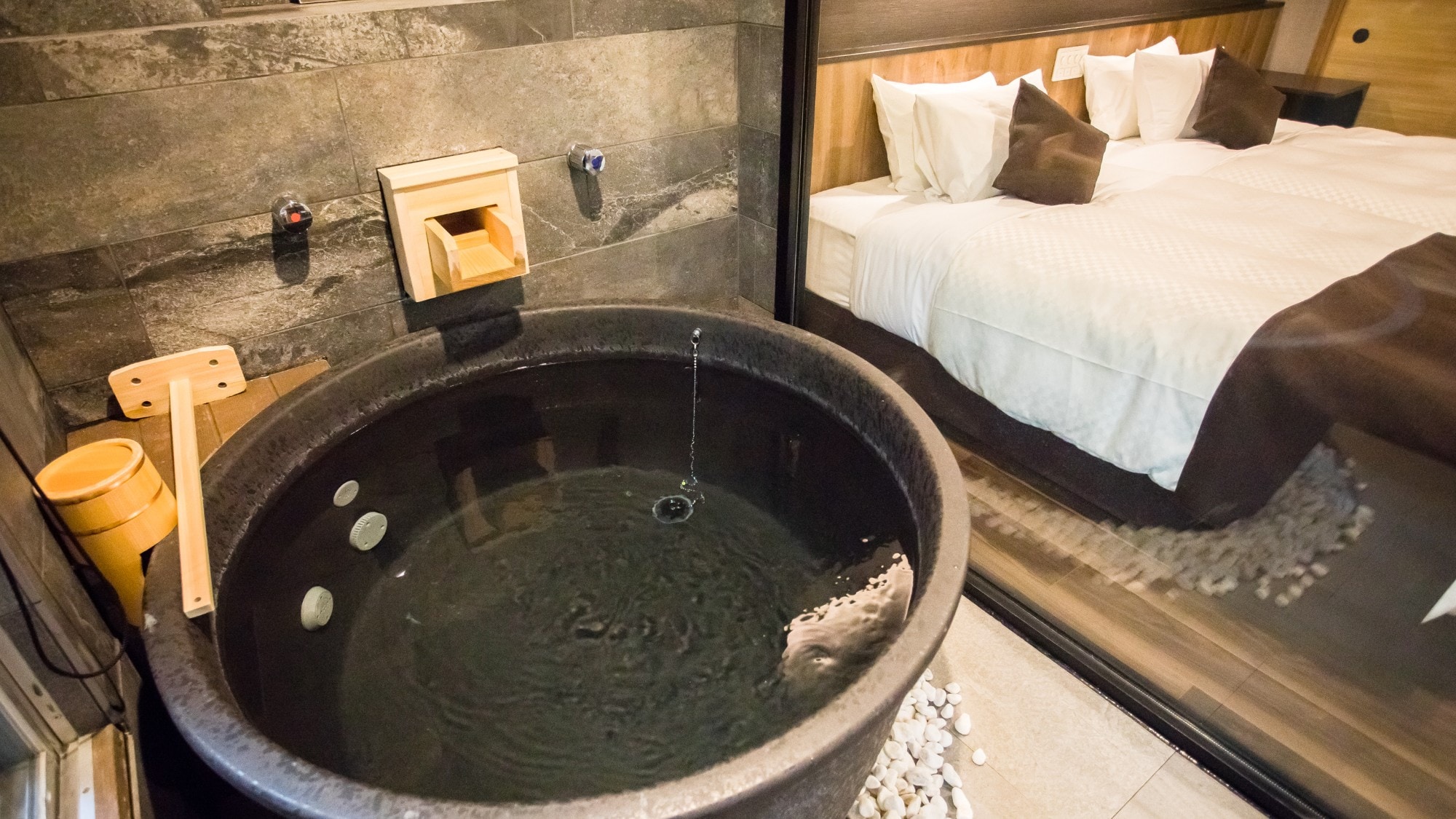 [Western modern suite, Japanese-Western style room] 40 square meters