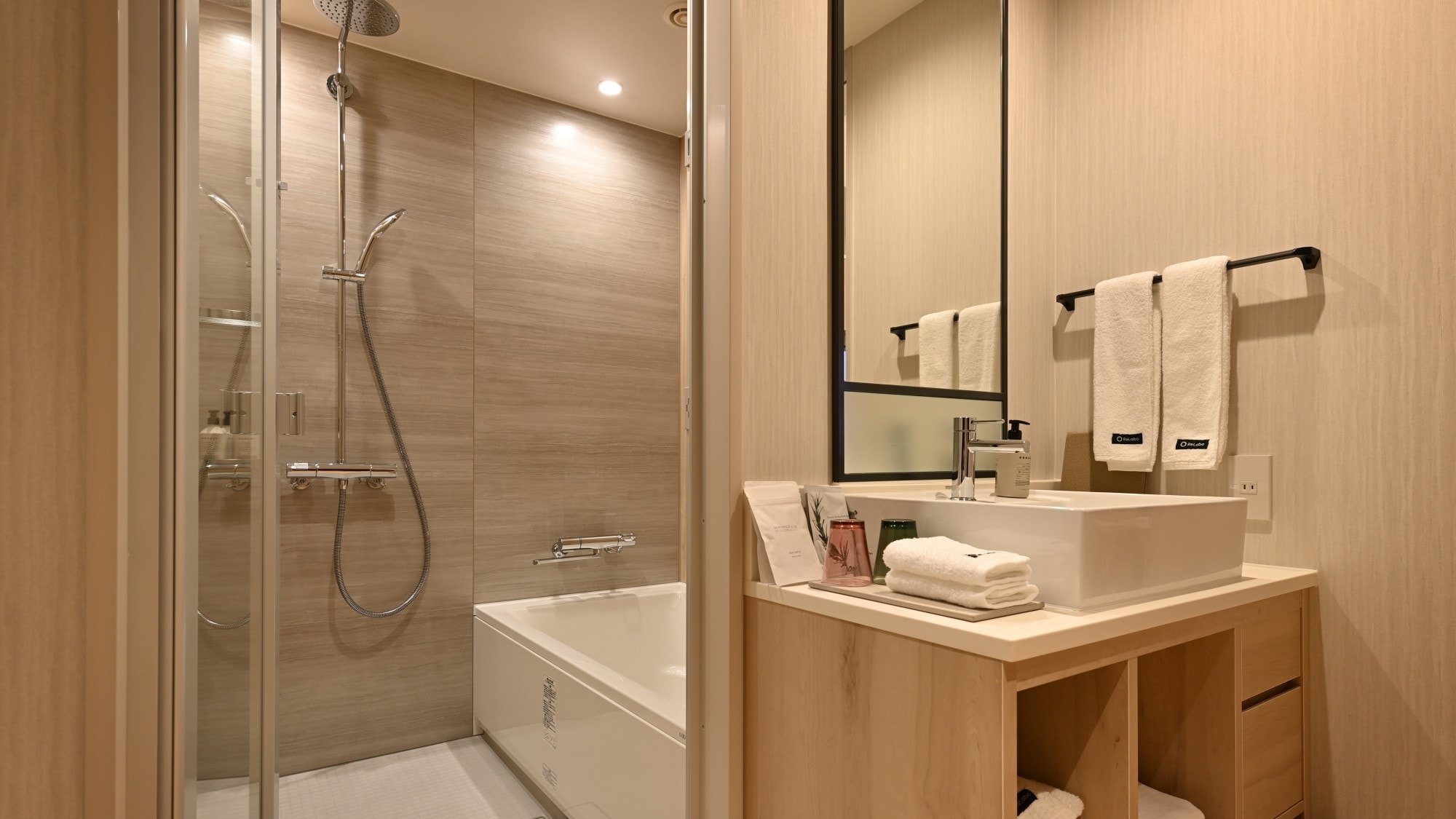 [Ví dụ về phòng du lịch] Phòng tắm riêng rộng rãi và thân thiện với người dùng được trang bị vòi sen phun mưa và vòi sen cầm tay.