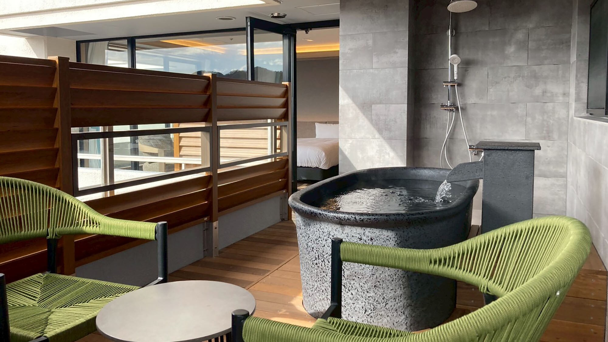 ห้องพักแขกชั้น 13 พร้อมอ่างอาบน้ำแบบเปิดโล่ง (ภาพ)