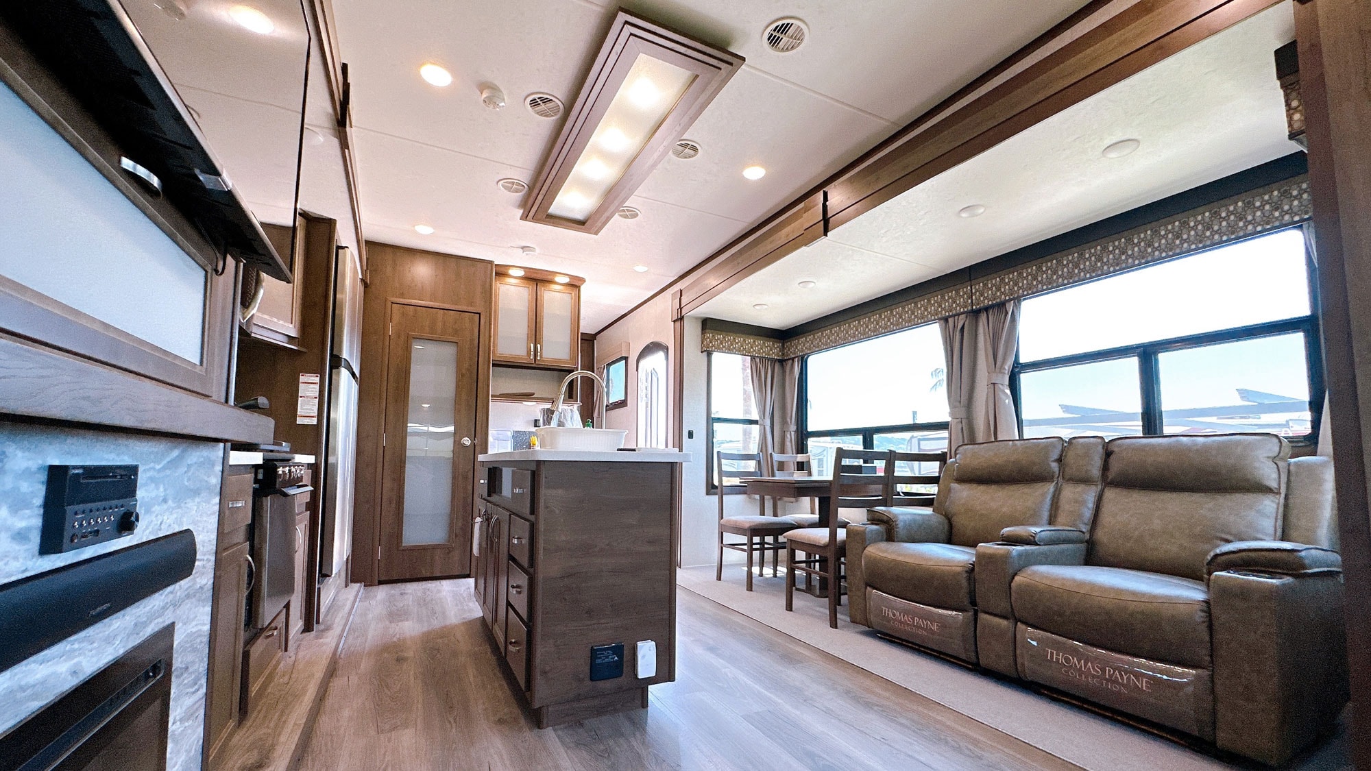 [Trailer house/center area] Everyone can relax in the living space♪