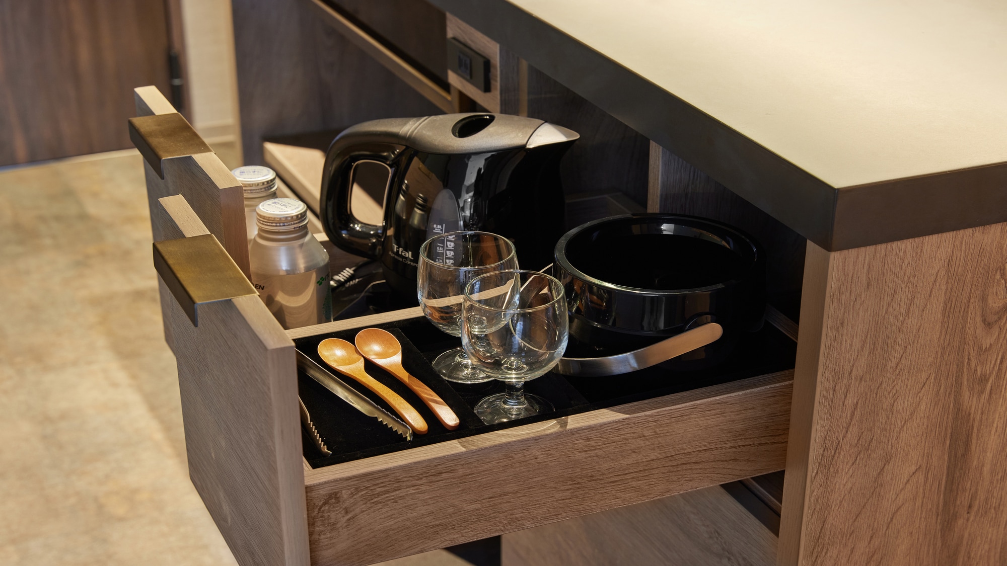 [Superior, Deluxe, Premier] Room amenities (examples)