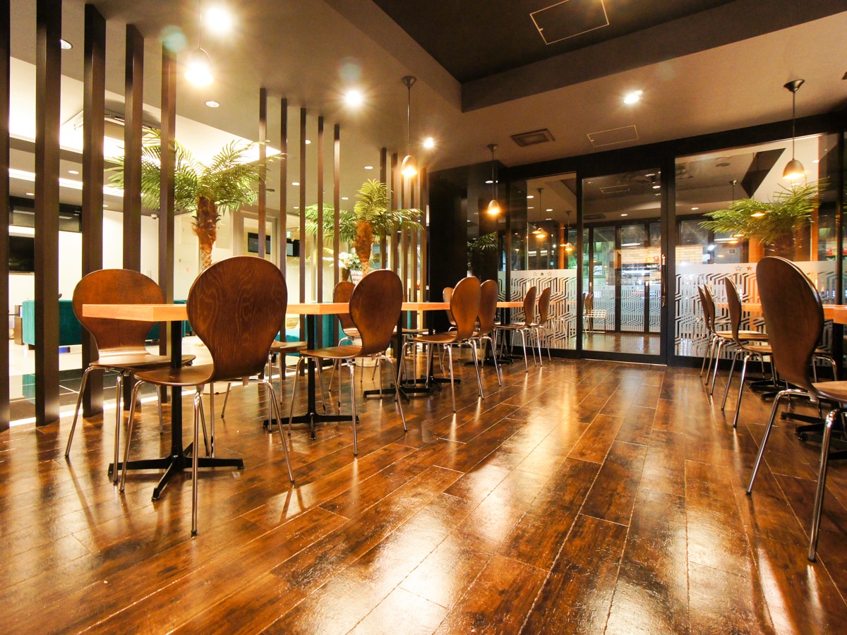 Inside Max Cafe-Large! Introducing safe smoke separation for children and non-smokers ♪