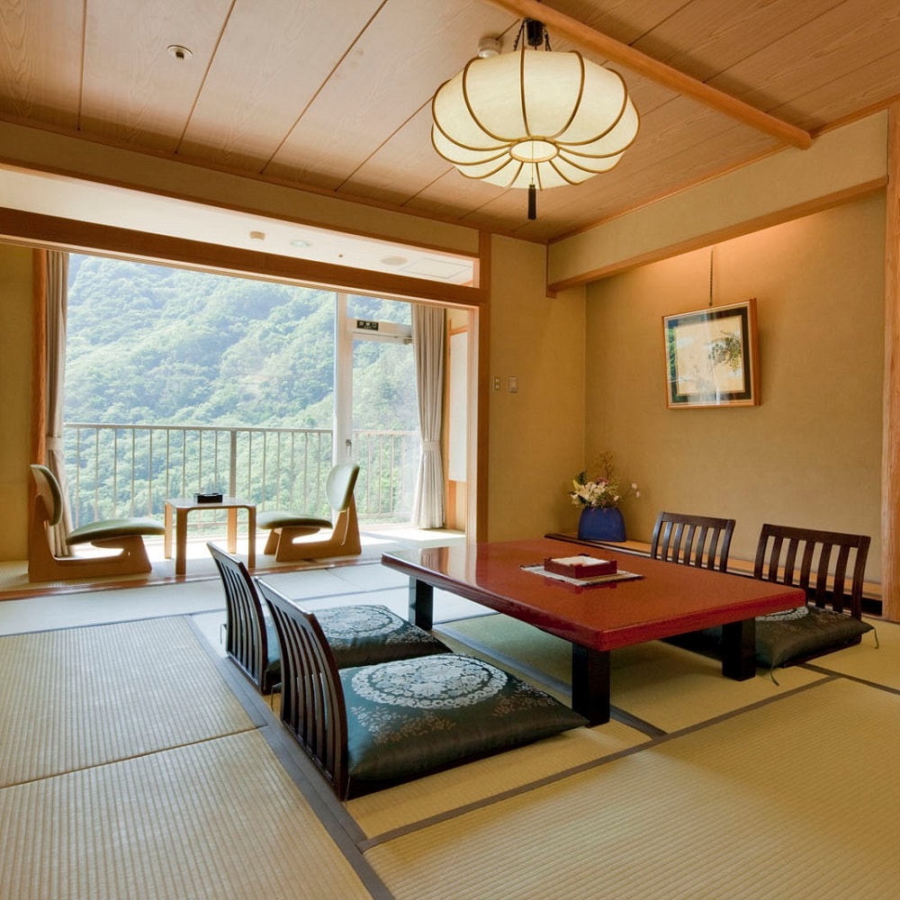 Kamar bergaya Jepang dengan 12 tikar tatami