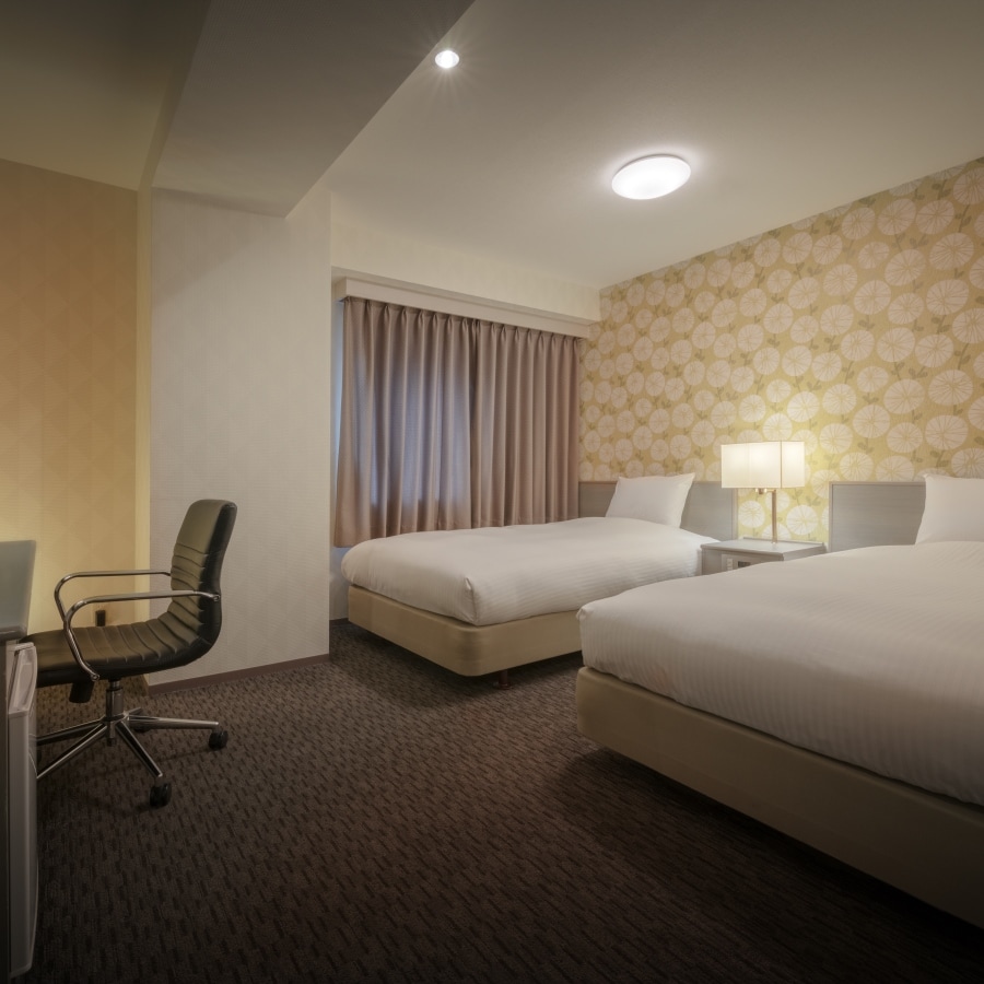 Twin room: night
