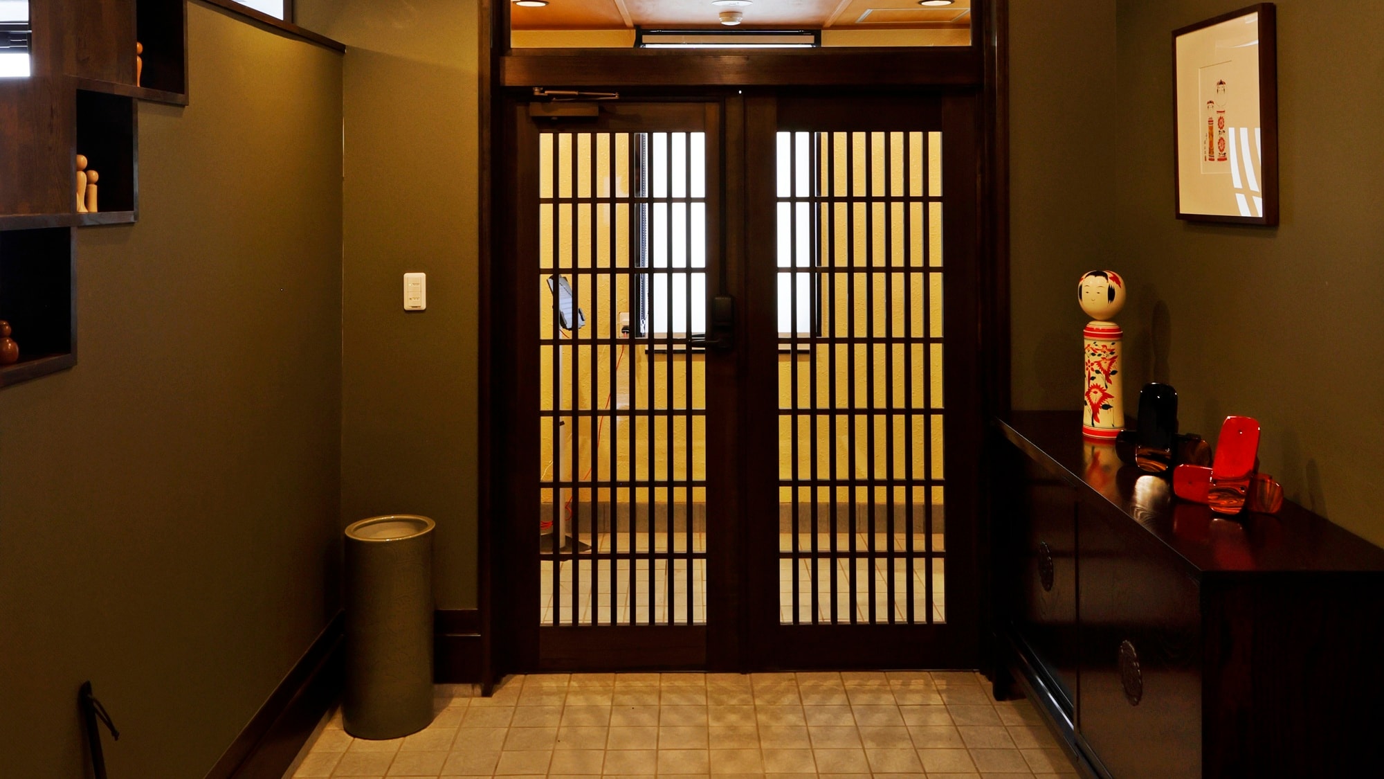 [1st floor entrance] A variety of traditional crafts welcome you
