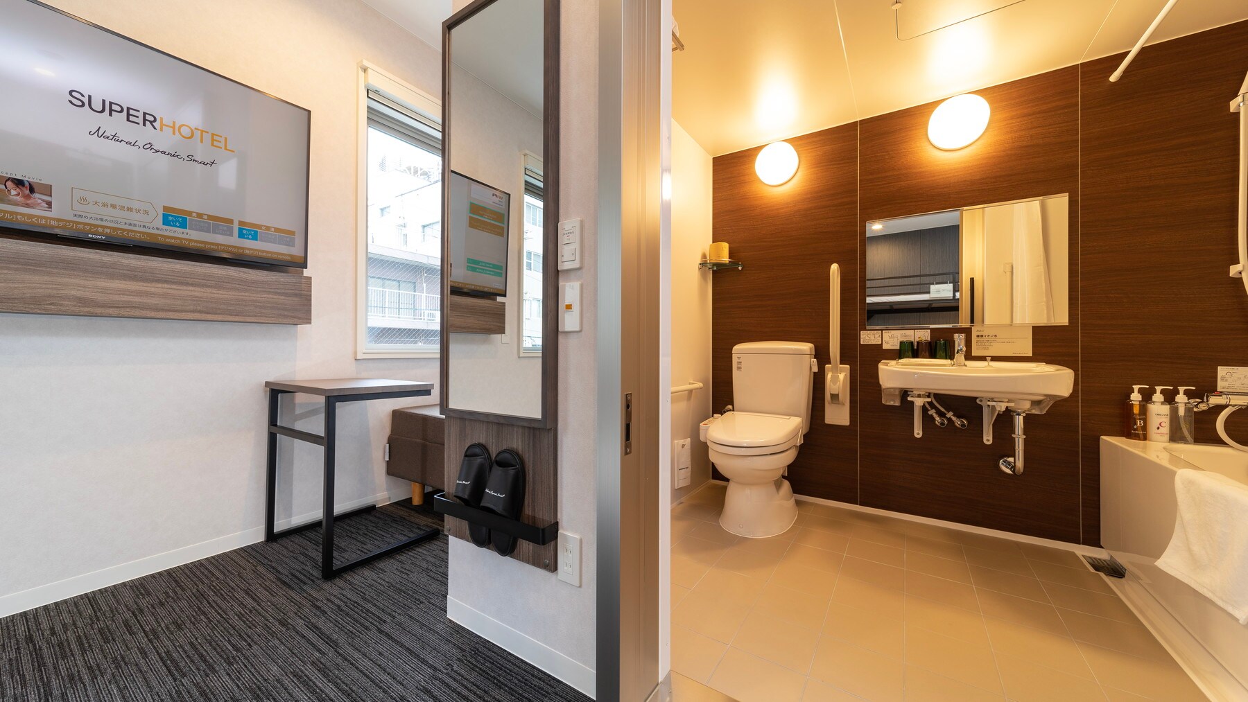 The unit bath has no steps.
