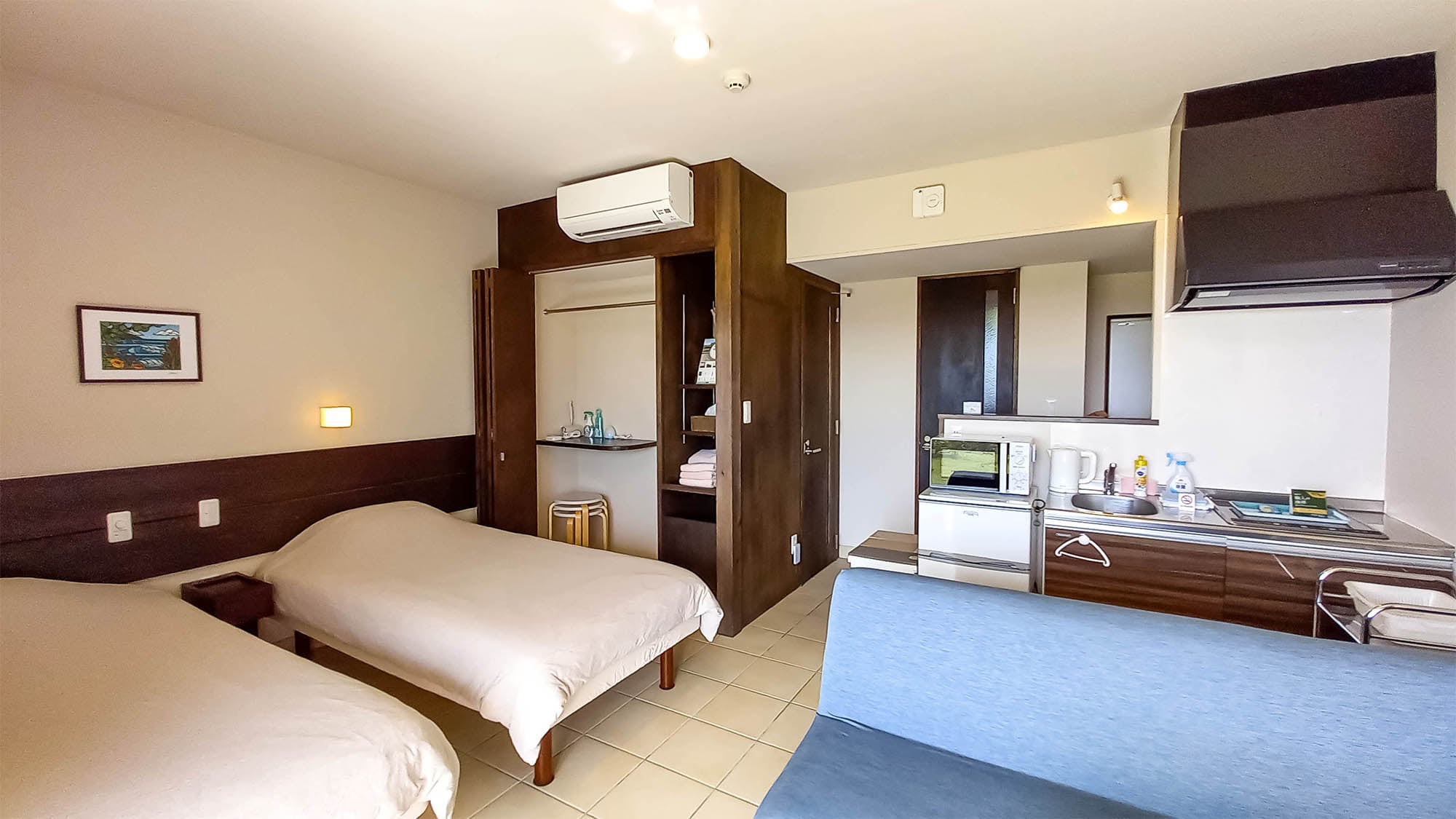 ・ [Guest room] A spacious space with home appliances such as kitchen, air conditioner, and TV.