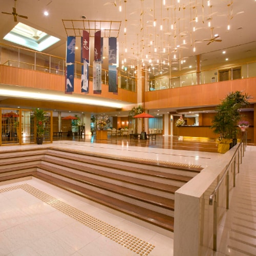 Decorations depicting Ecchu Manyo waka poems and lyrics from the Owara Bon Festival create a tasteful atmosphere.