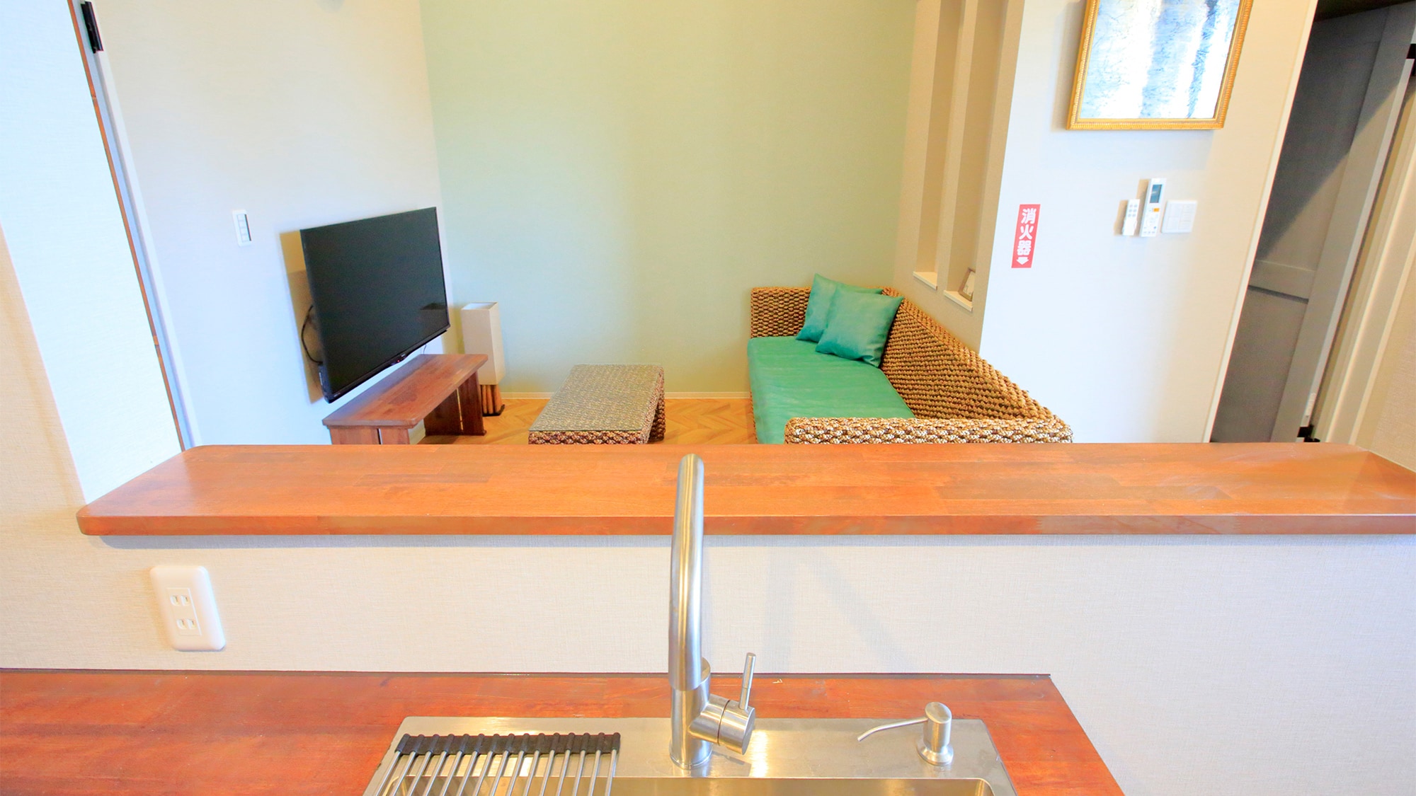 The kitchen is facing the living room, so you can see it.