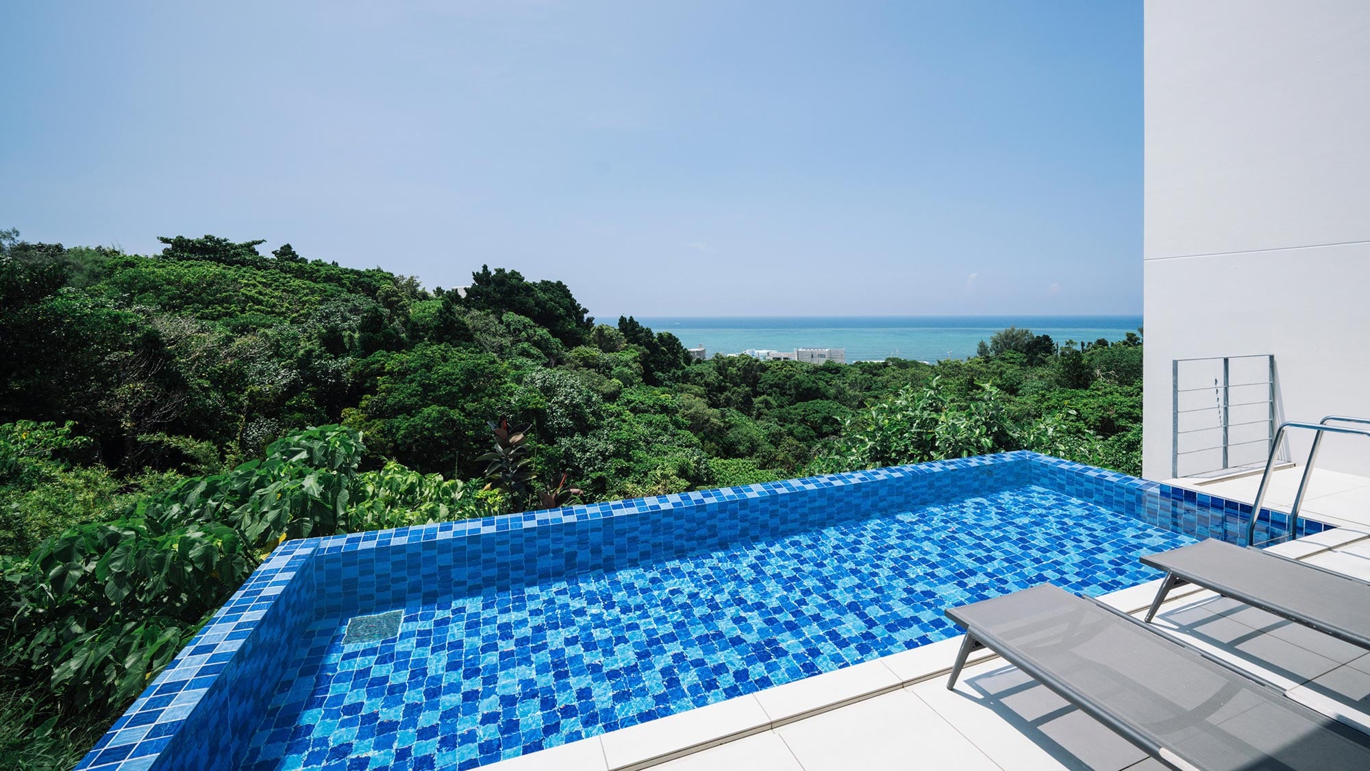・[SOL] Enjoy a relaxing time just for you while gazing at the deep blue ocean from the infinity pool.