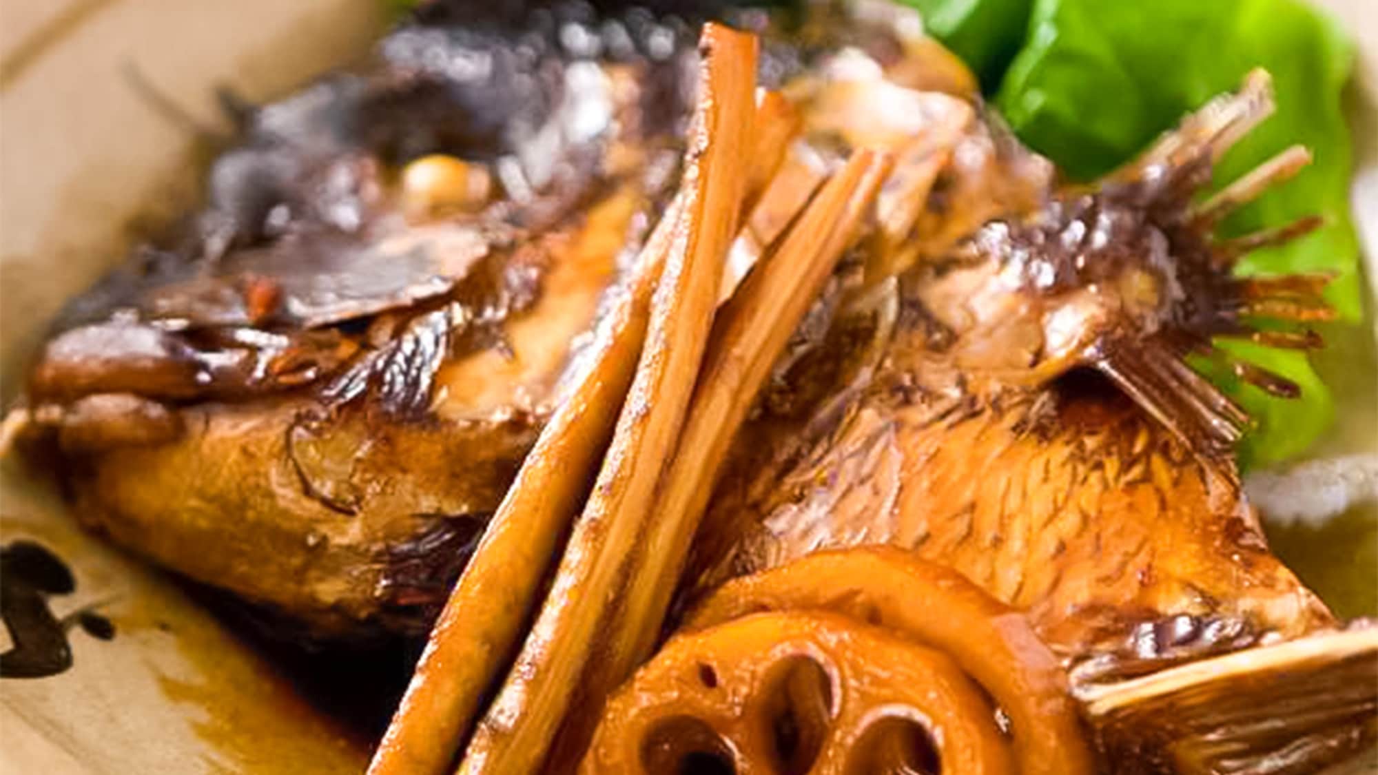 ・Karatsuchaya's specialty, simmered sea bream head, goes well with sake and rice.