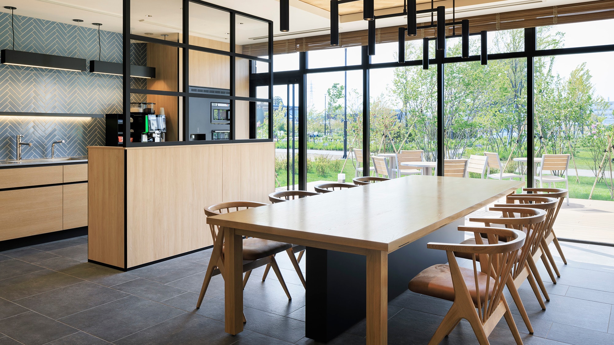 Common space: Equipped with a free cafe where you can enjoy your meals, a microwave, and an ice machine.