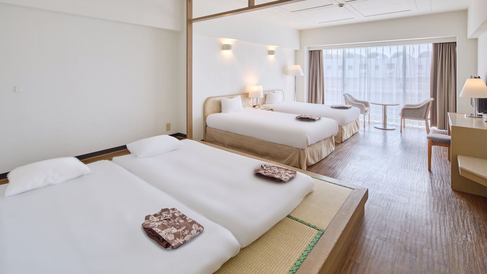 [Standard Family Room / Japanese-Western Style Room] A bright and open Japanese-Western style space. A vast landscape unfolds outside the window.