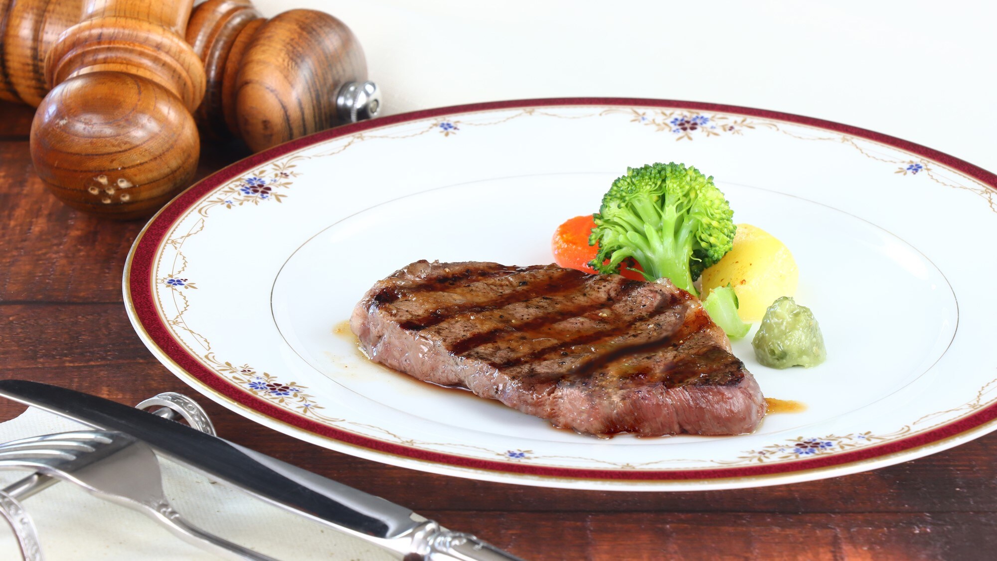 Contoh hidangan utama: steak daging sapi panggang