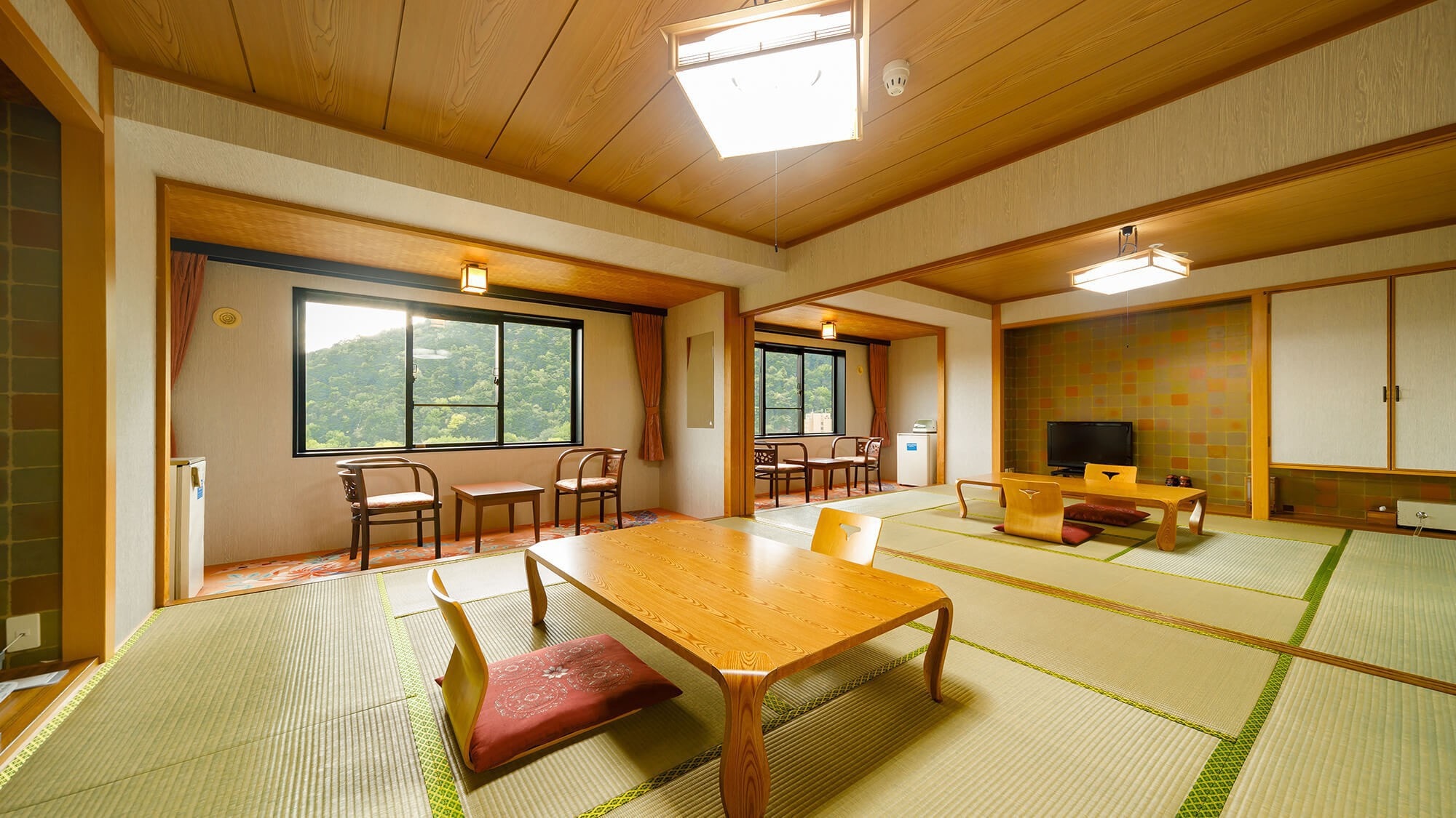 [Bangunan Utama] Kamar besar bergaya Jepang (10 tikar tatami + 10 tikar tatami untuk dua kamar) / Kamar luas bergaya Jepang yang ideal untuk keluarga dengan tiga generasi.