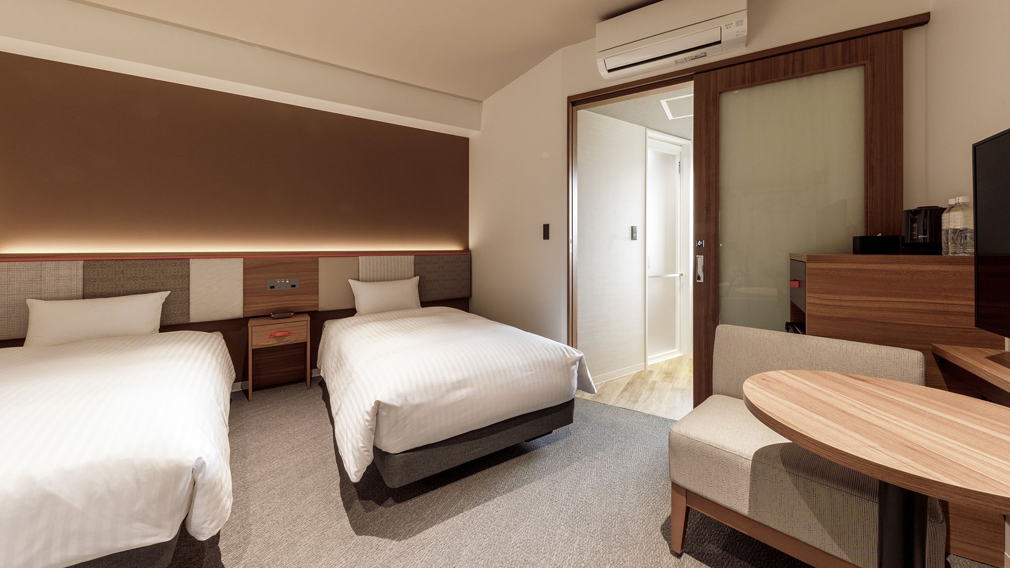 Living space: 2,500mm ceiling, raised floor (tatami mats), bathroom: toilet + washstand, bathtub