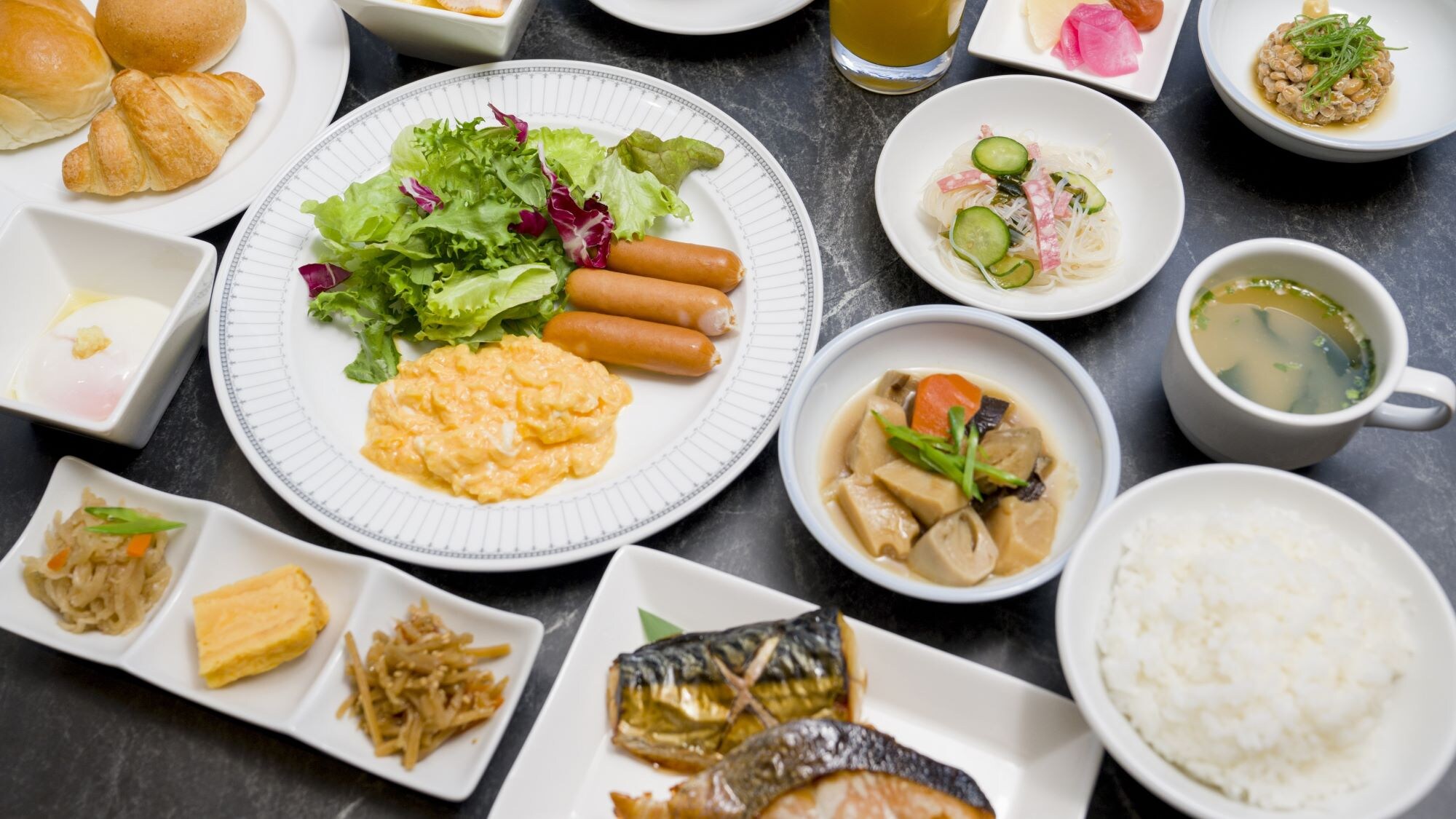 ・[Breakfast buffet] A buffet with a variety of Japanese and Western dishes, so you can eat as much as you like of what you like