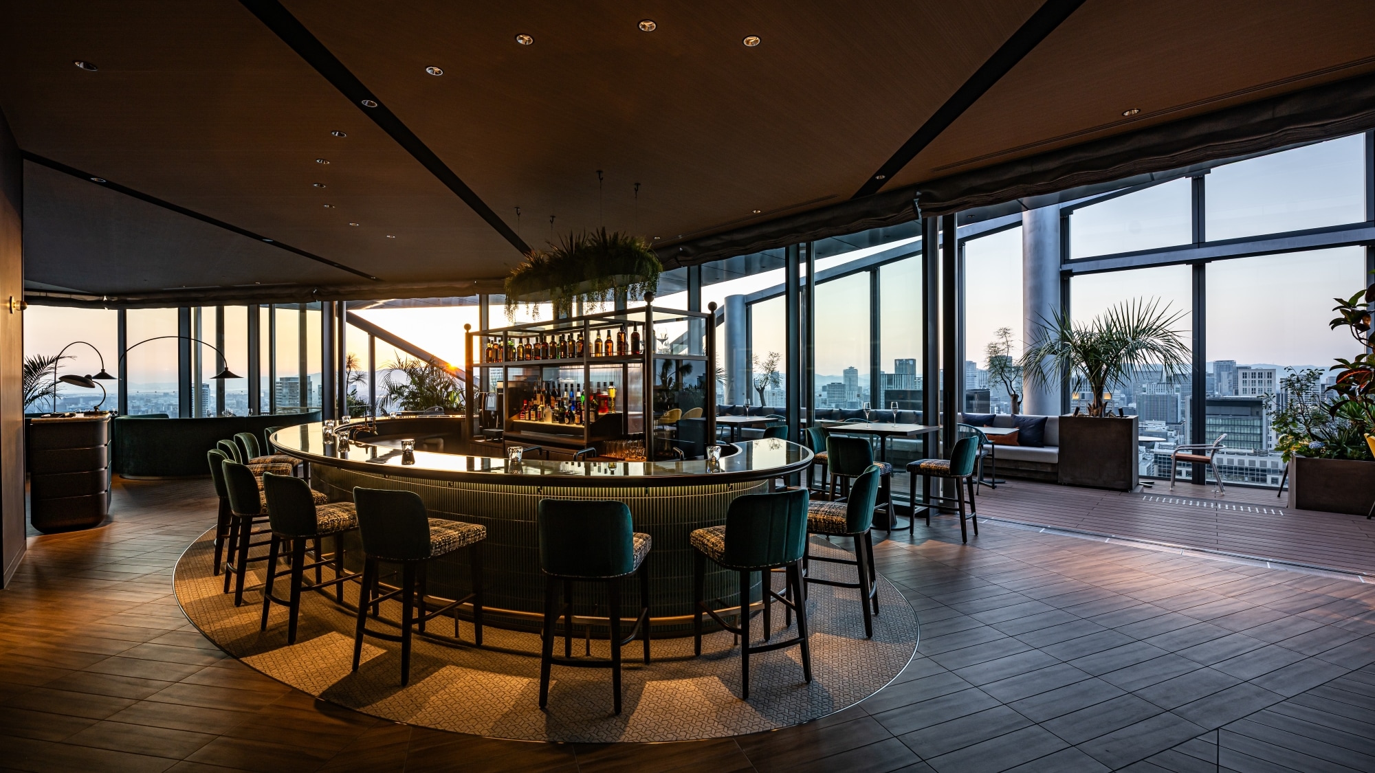 PEAKS (28F) 屋顶酒吧及休息室