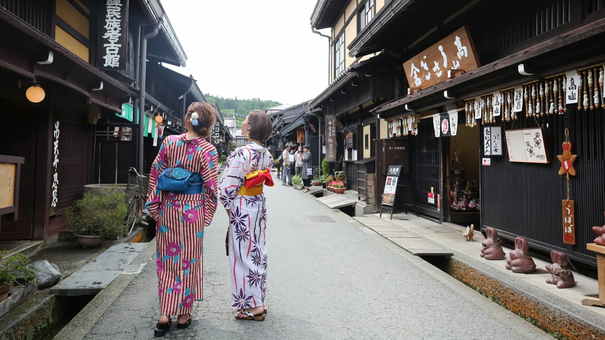 The old townscape has an atmosphere that makes you feel like you have traveled back in time. It is perfect for strolling around in a yukata or kimono.