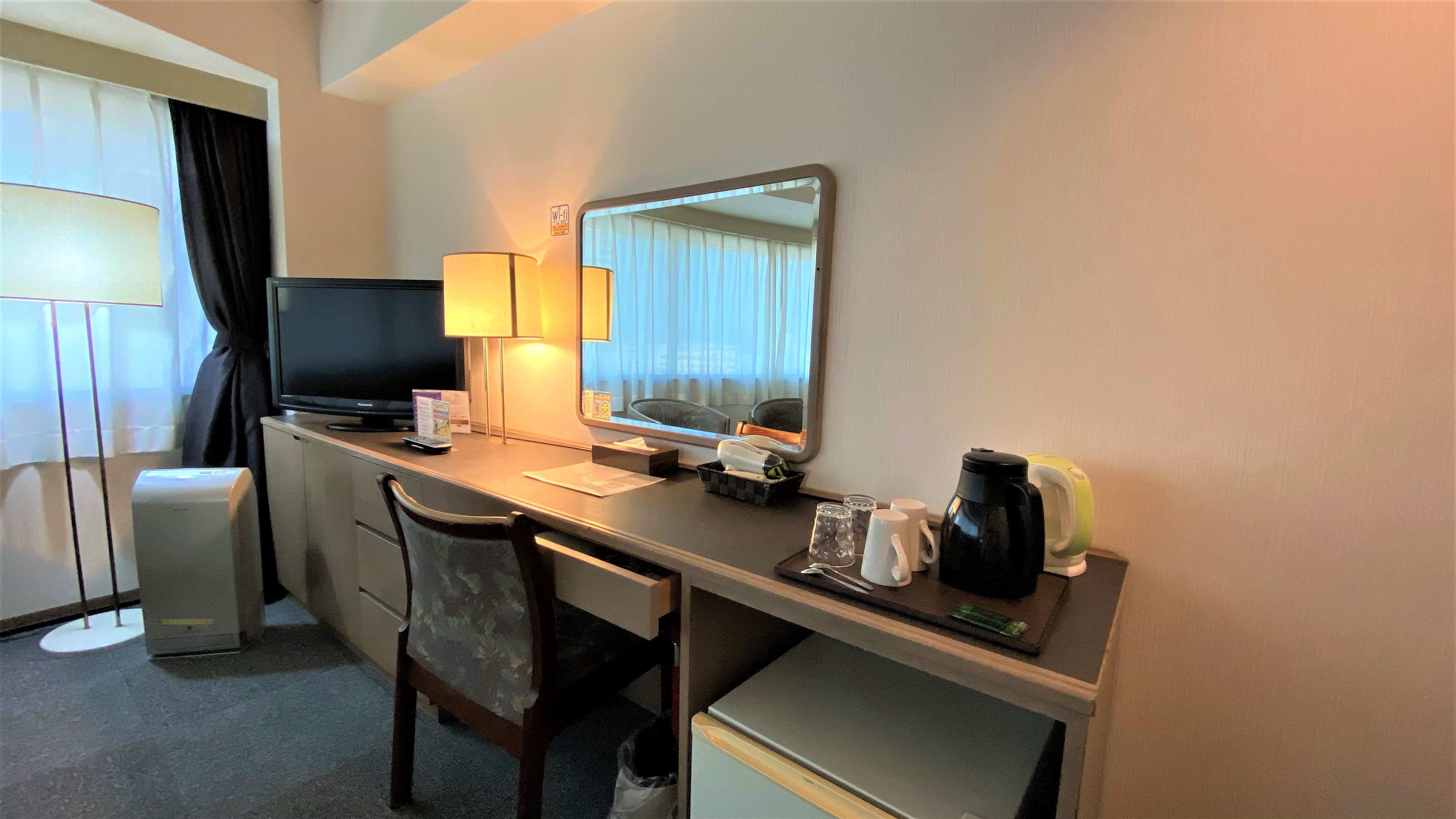 Large desk (non-smoking twin room)