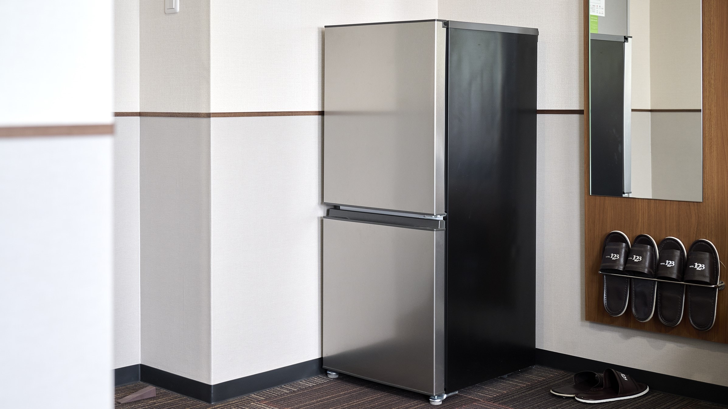 Two-door refrigerator/freezer