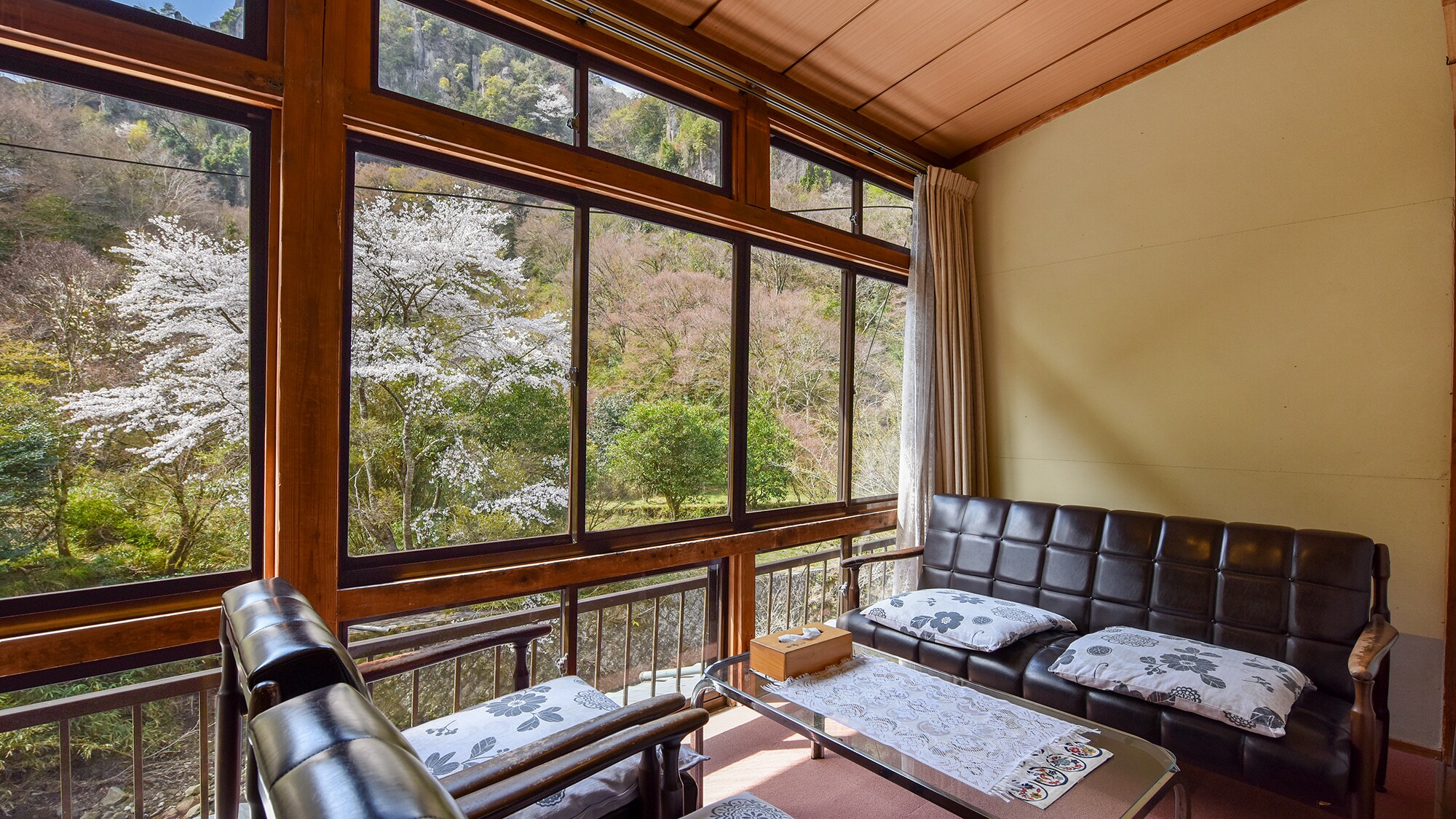 *[Random Japanese-style Room] The view that spreads out in front of the window is an irreplaceable gift from nature