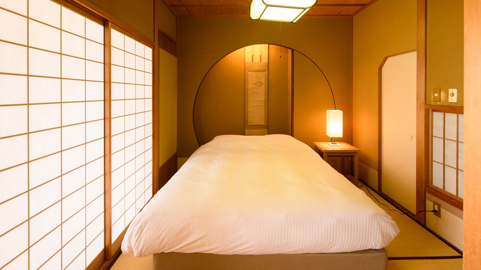 【가을관・일본식실】10 첩화실+퀸 사이즈 침대+리빙