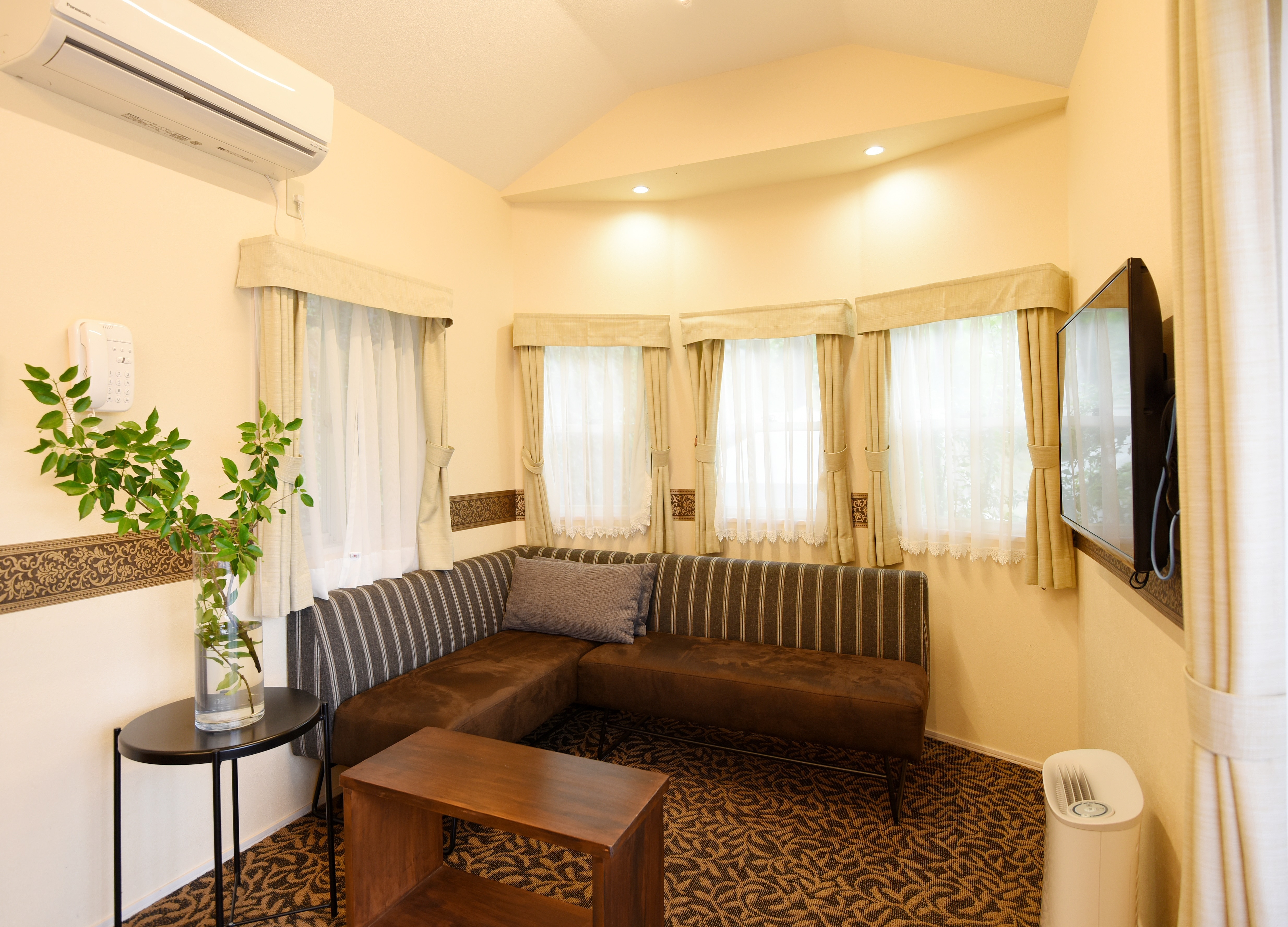 Living room 3: Glamping cottage with private open-air bath (for up to 2 people)