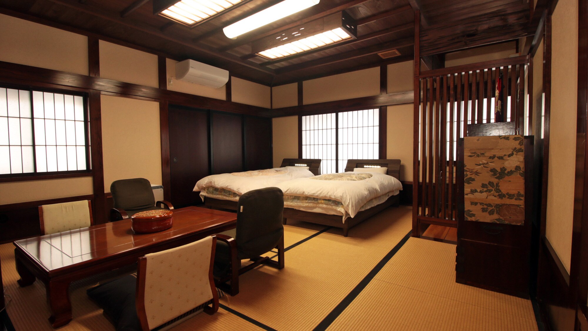 [Sonoou] A traditional Japanese-style room with traditional chests and accessories is sure to make you feel at home.