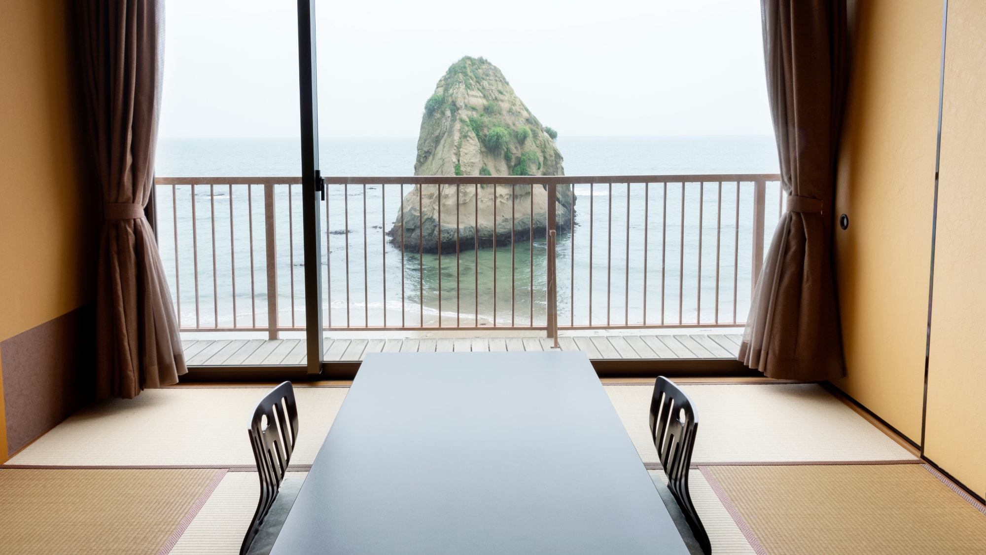 The room is 8 tatami mats in size and has a balcony with a nice view. It's not large, but you can go outside and enjoy the ocean breeze.